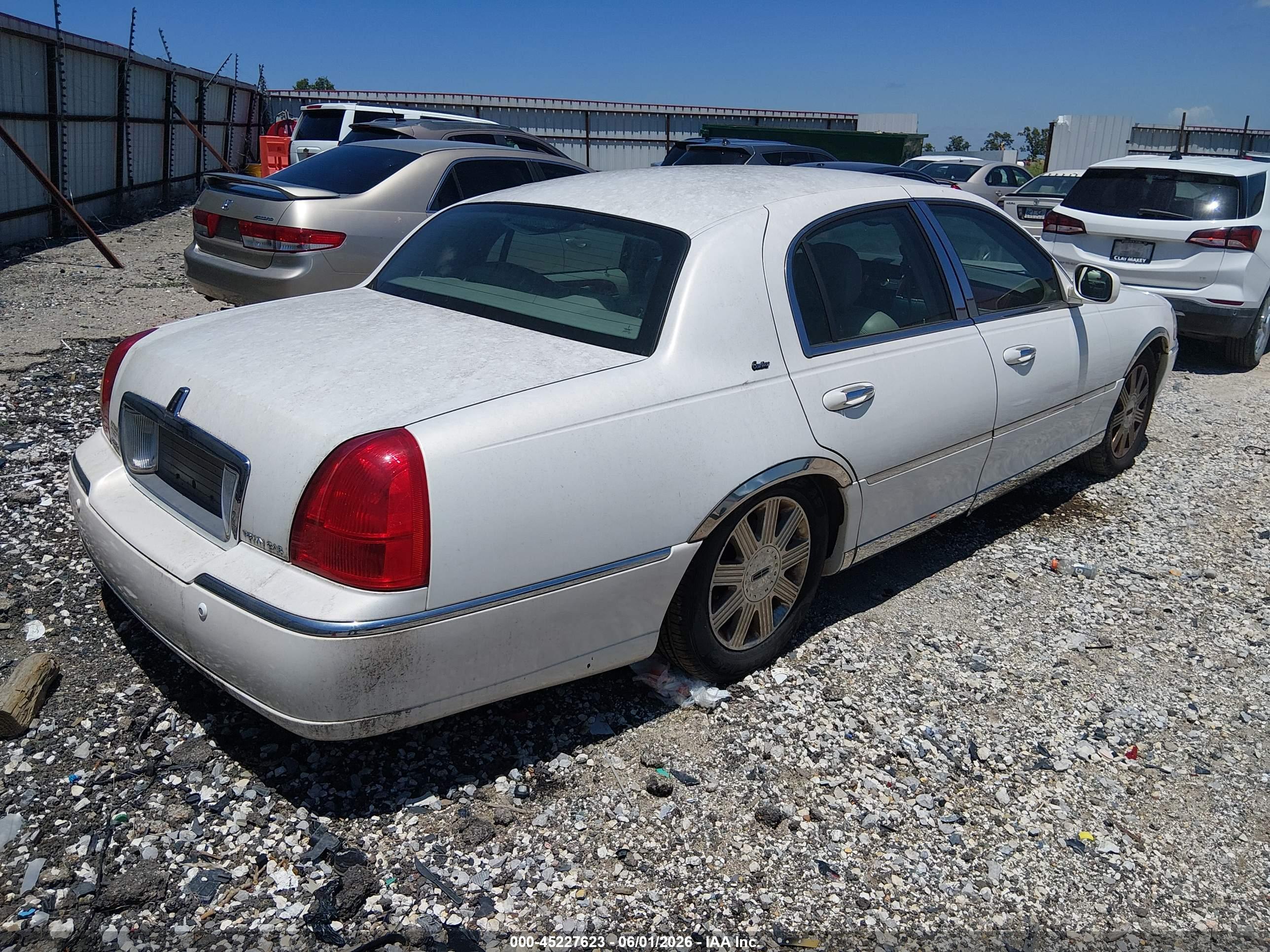 LINCOLN TOWN image 4