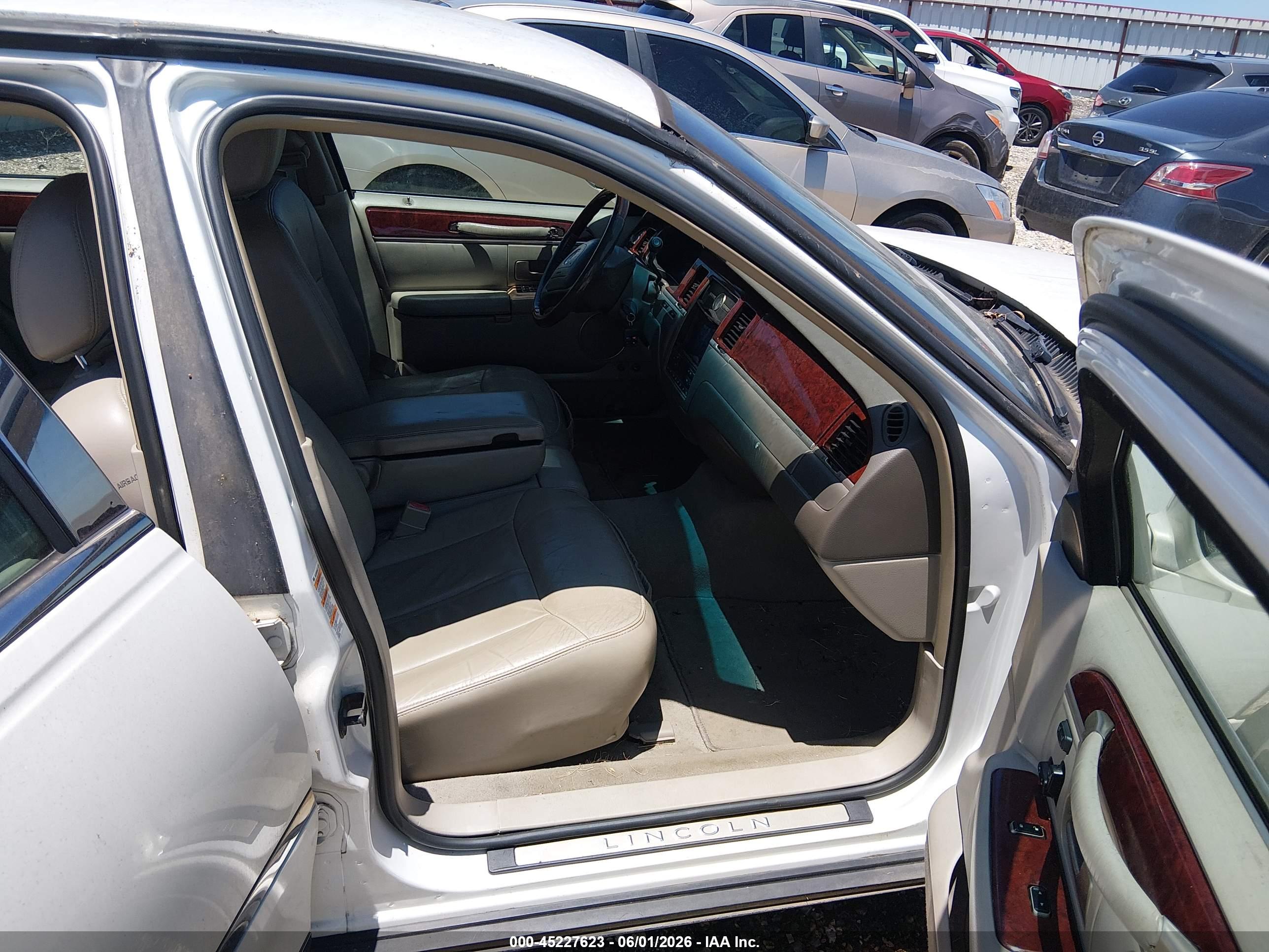 LINCOLN TOWN image 5