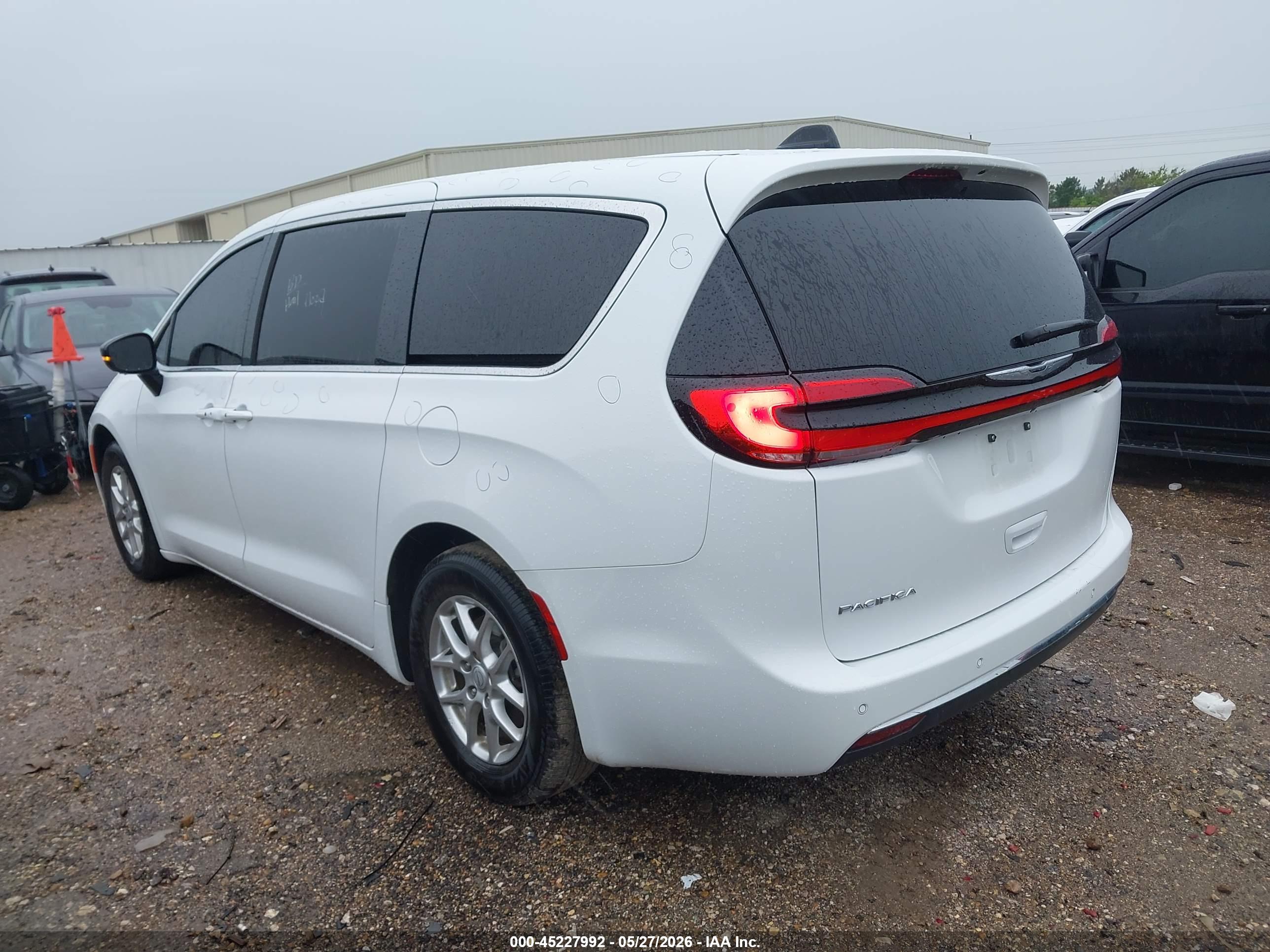CHRYSLER PACIFICA image 3