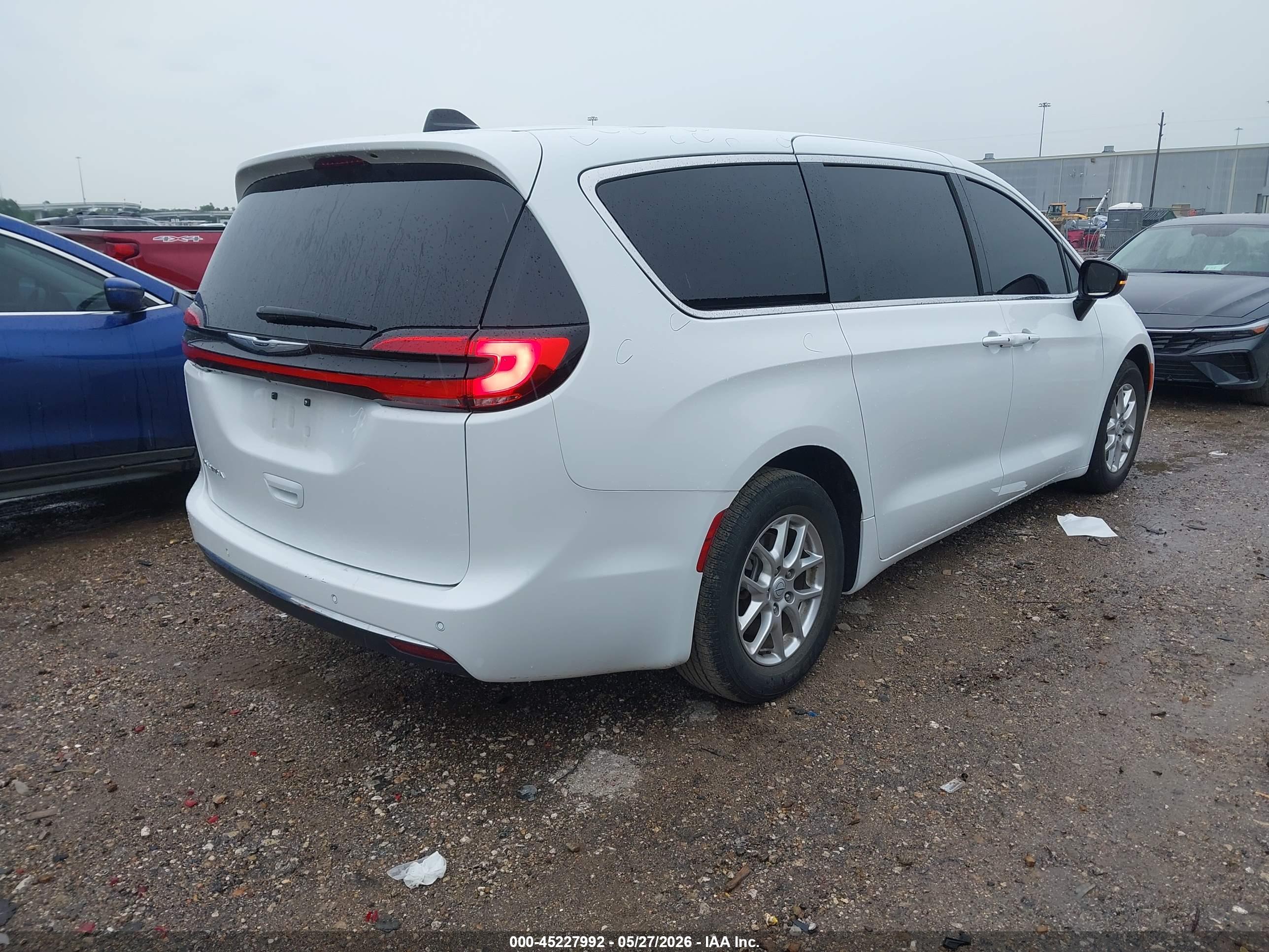 CHRYSLER PACIFICA image 4