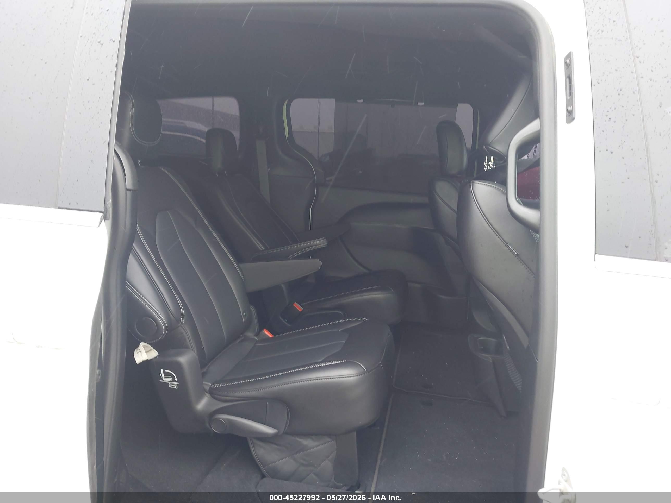CHRYSLER PACIFICA image 8