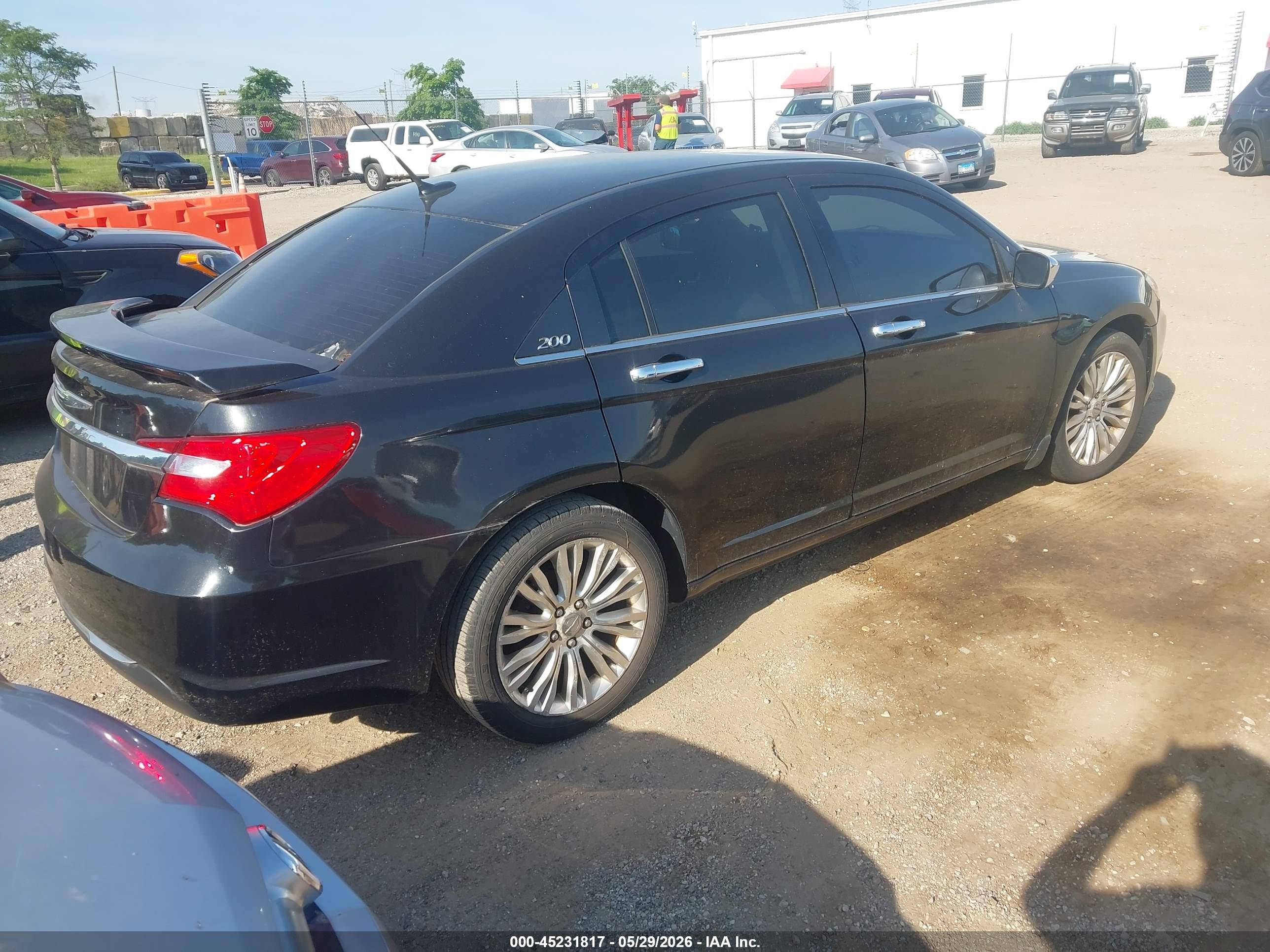 CHRYSLER 200 image 4