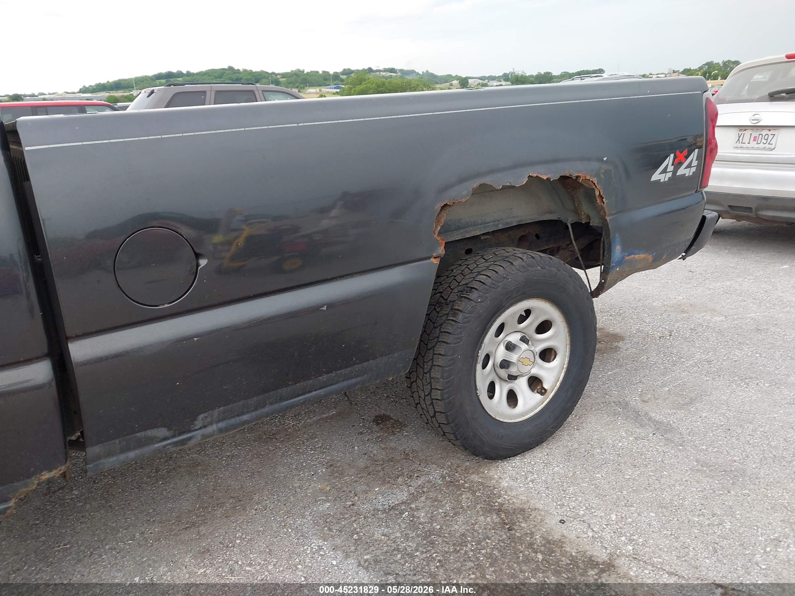 CHEVROLET SILVERADO image 6