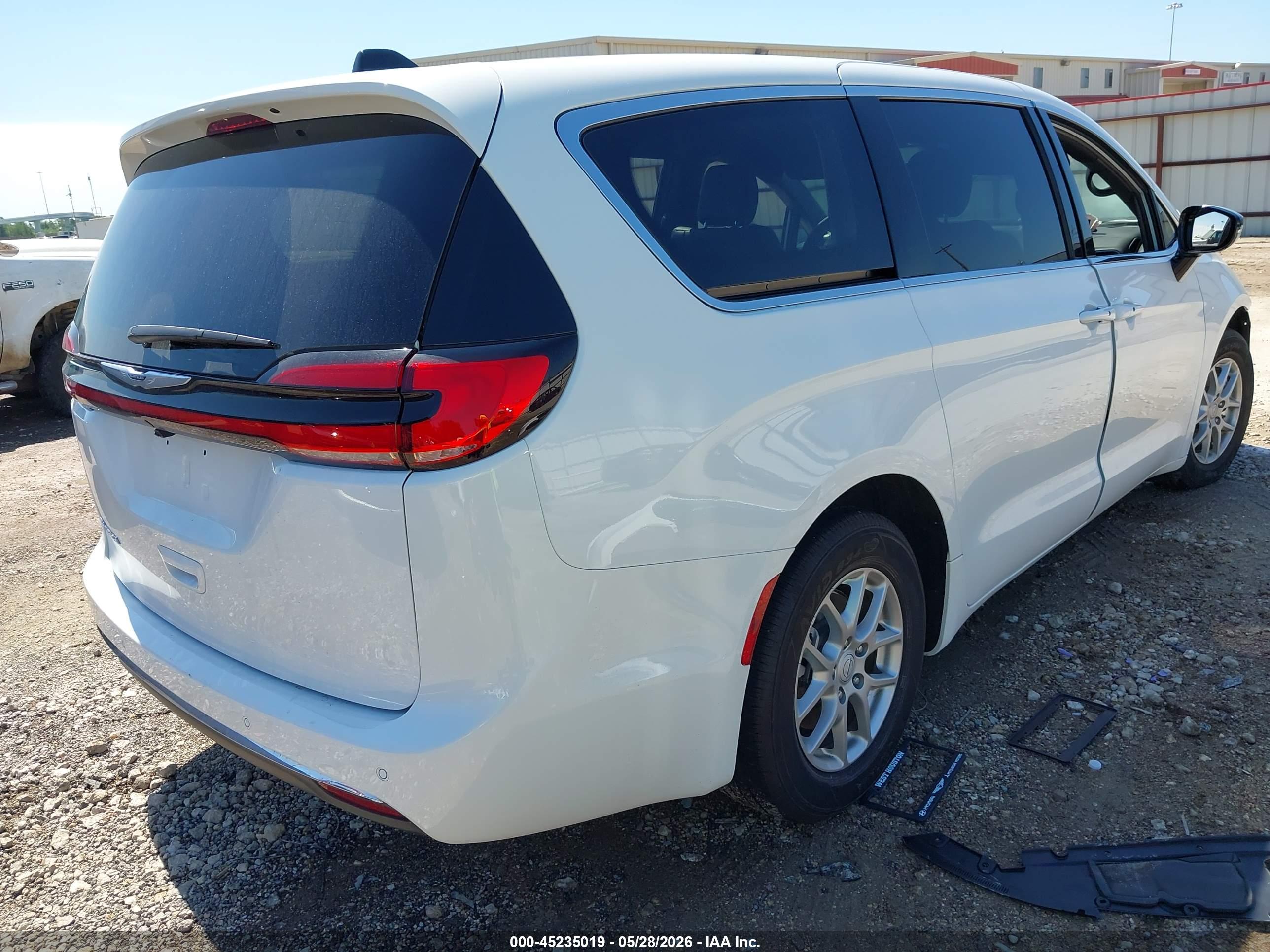 CHRYSLER PACIFICA image 4