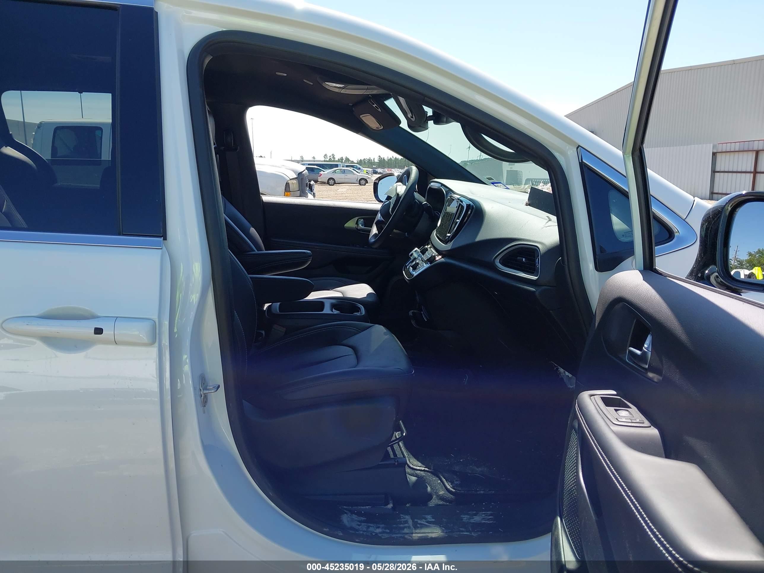 CHRYSLER PACIFICA image 5