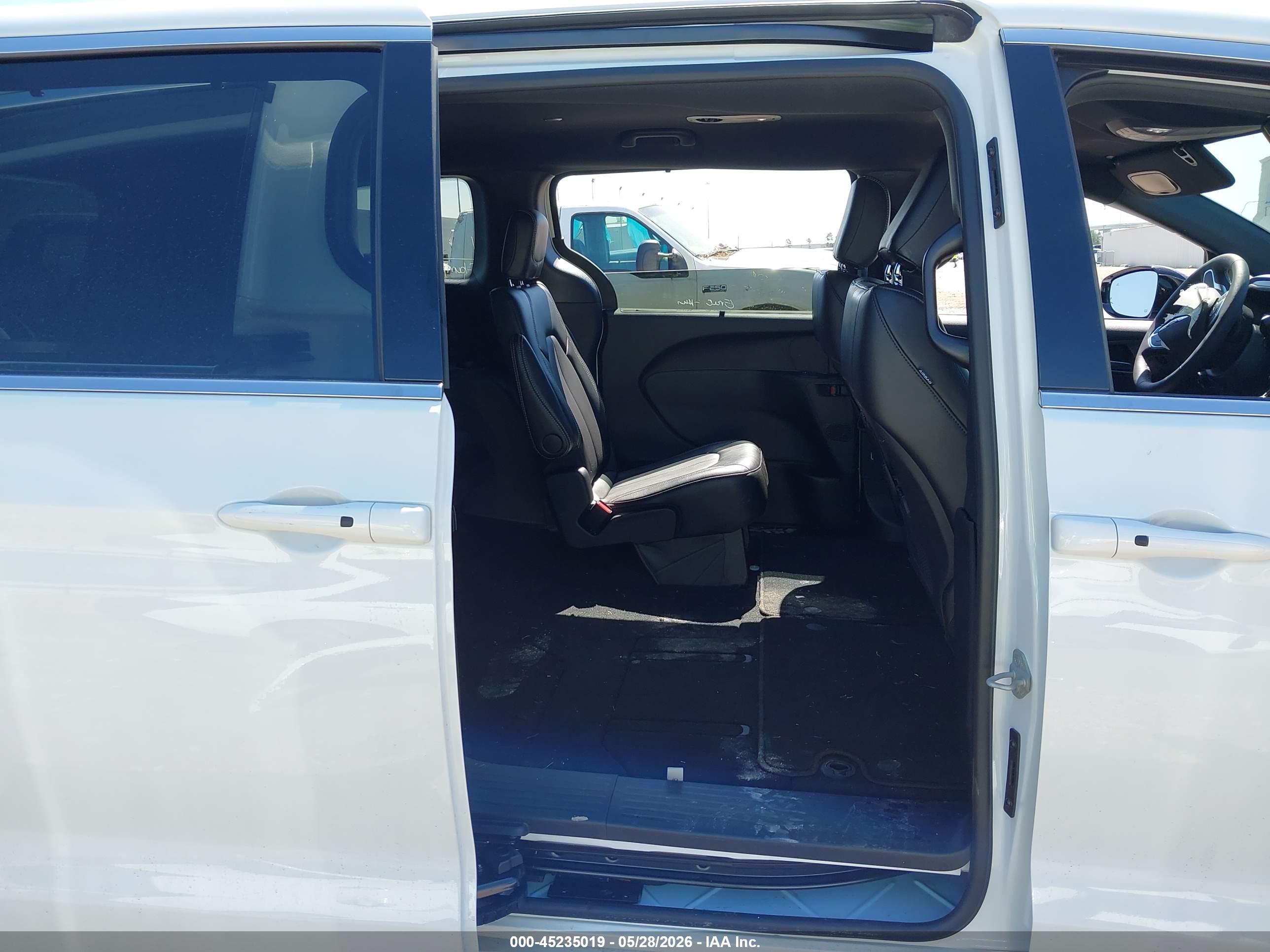 CHRYSLER PACIFICA image 8