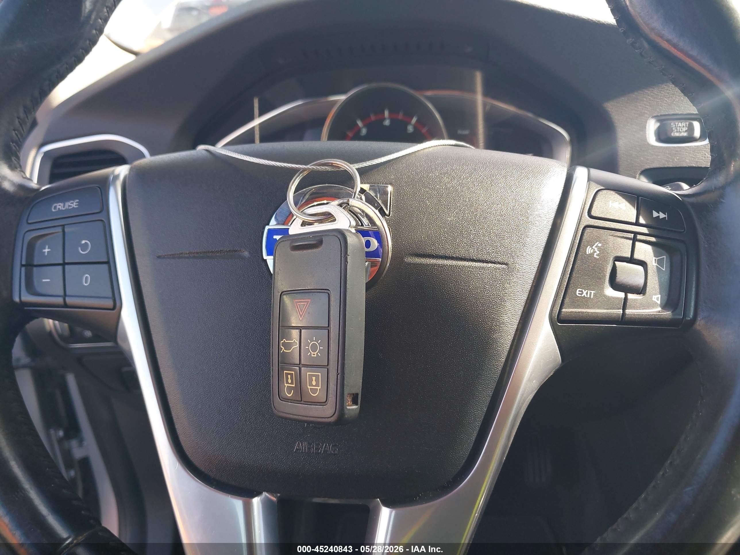 VOLVO V60 image 11