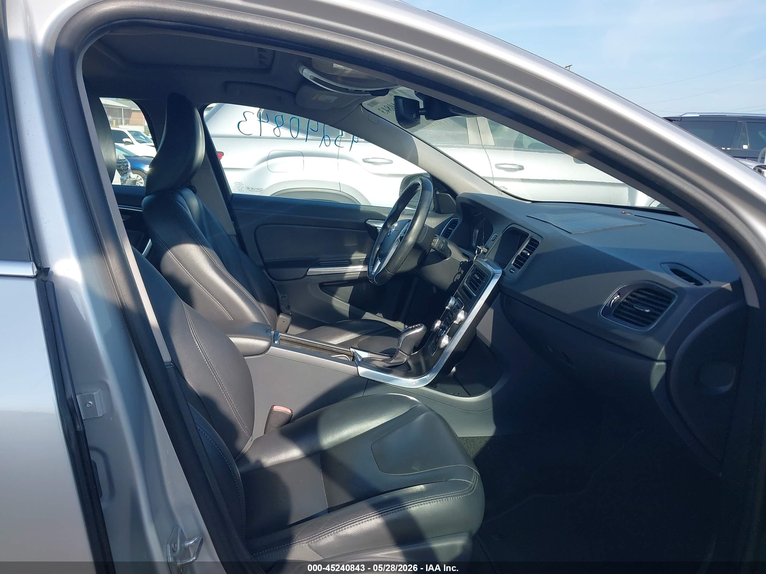 VOLVO V60 image 5