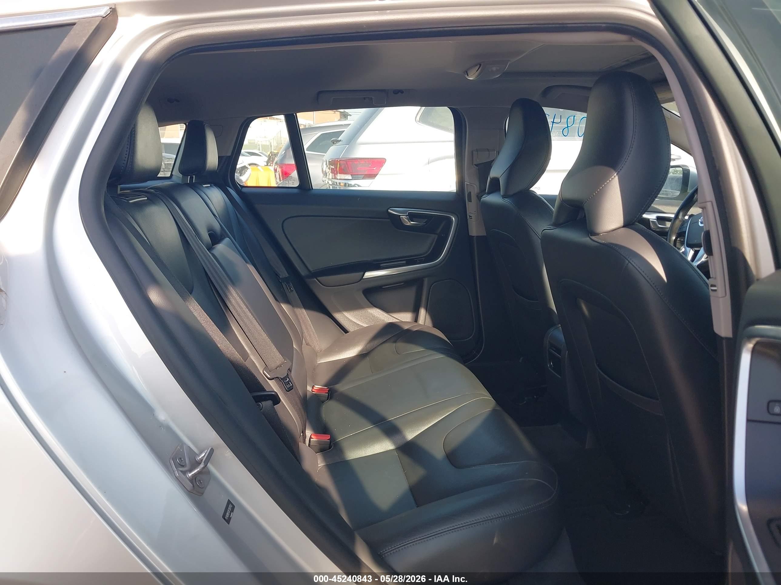 VOLVO V60 image 8