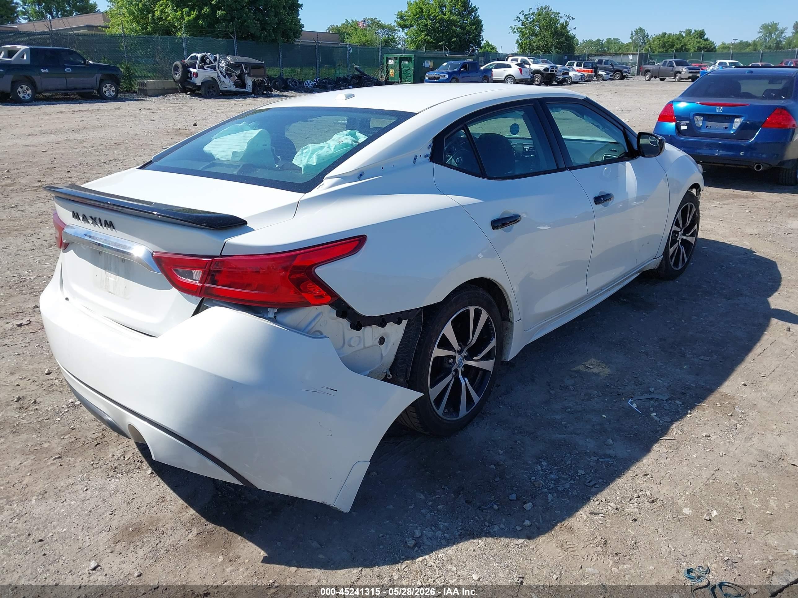 NISSAN MAXIMA image 4