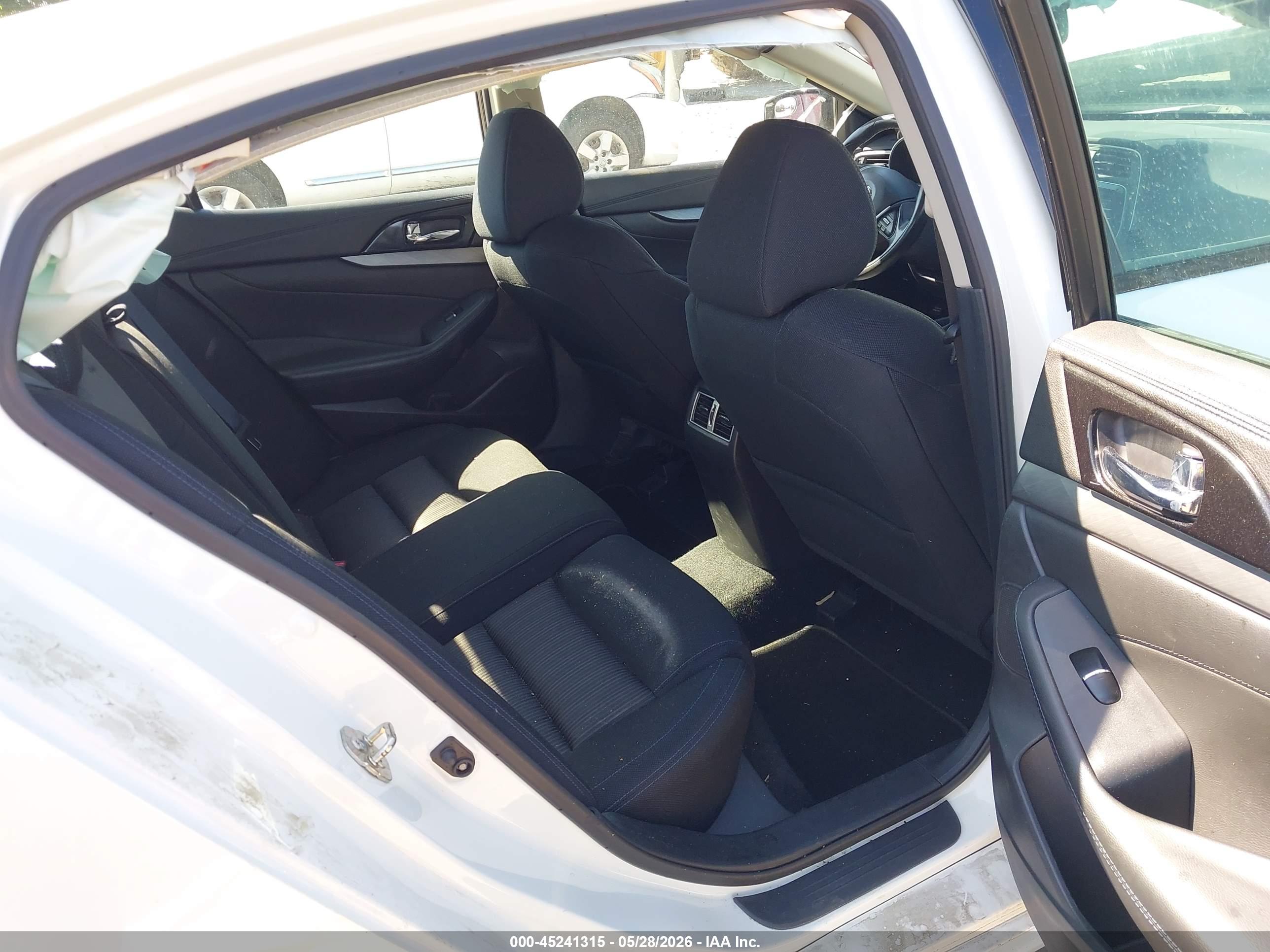 NISSAN MAXIMA image 8