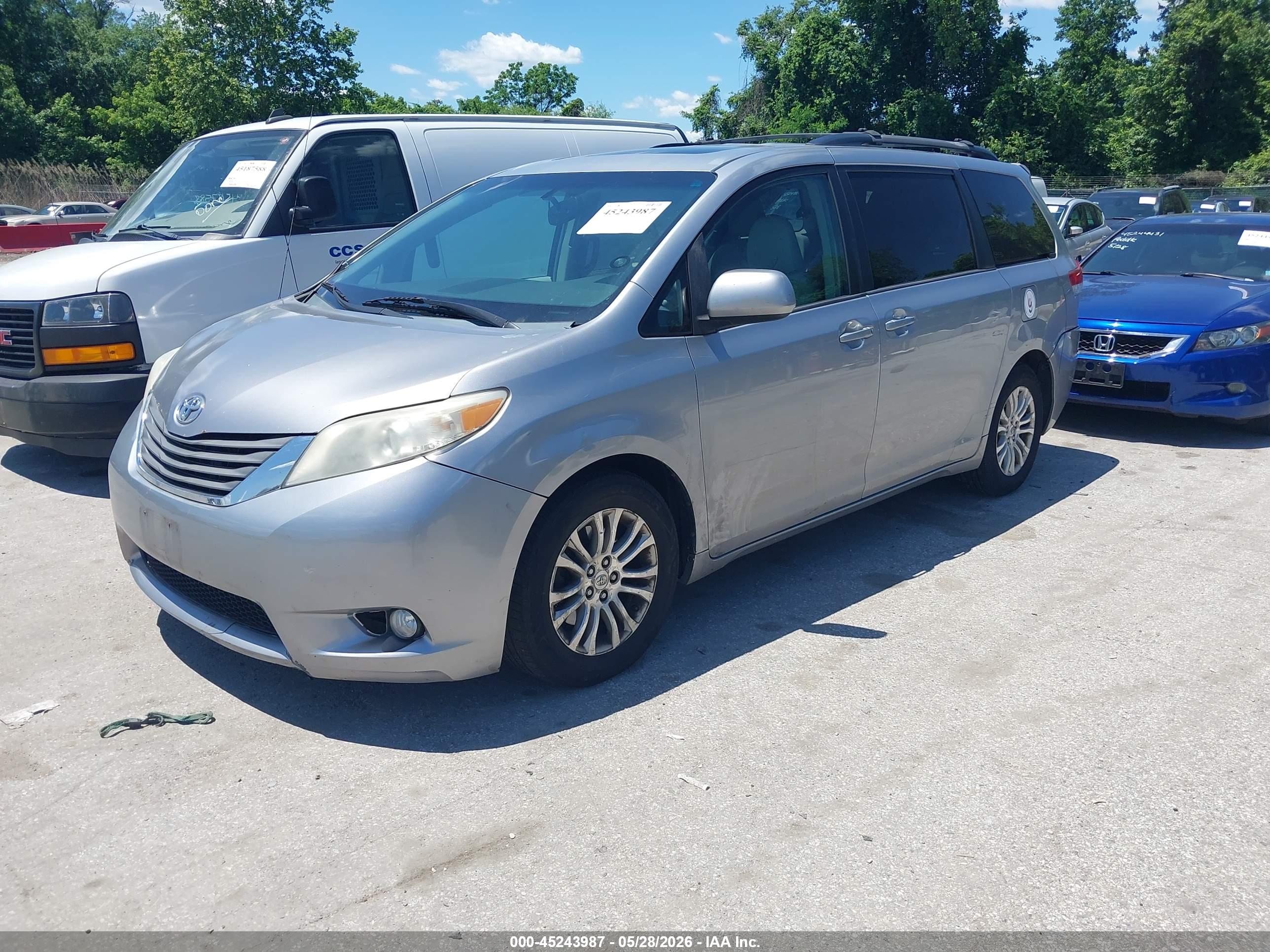 TOYOTA SIENNA image 2