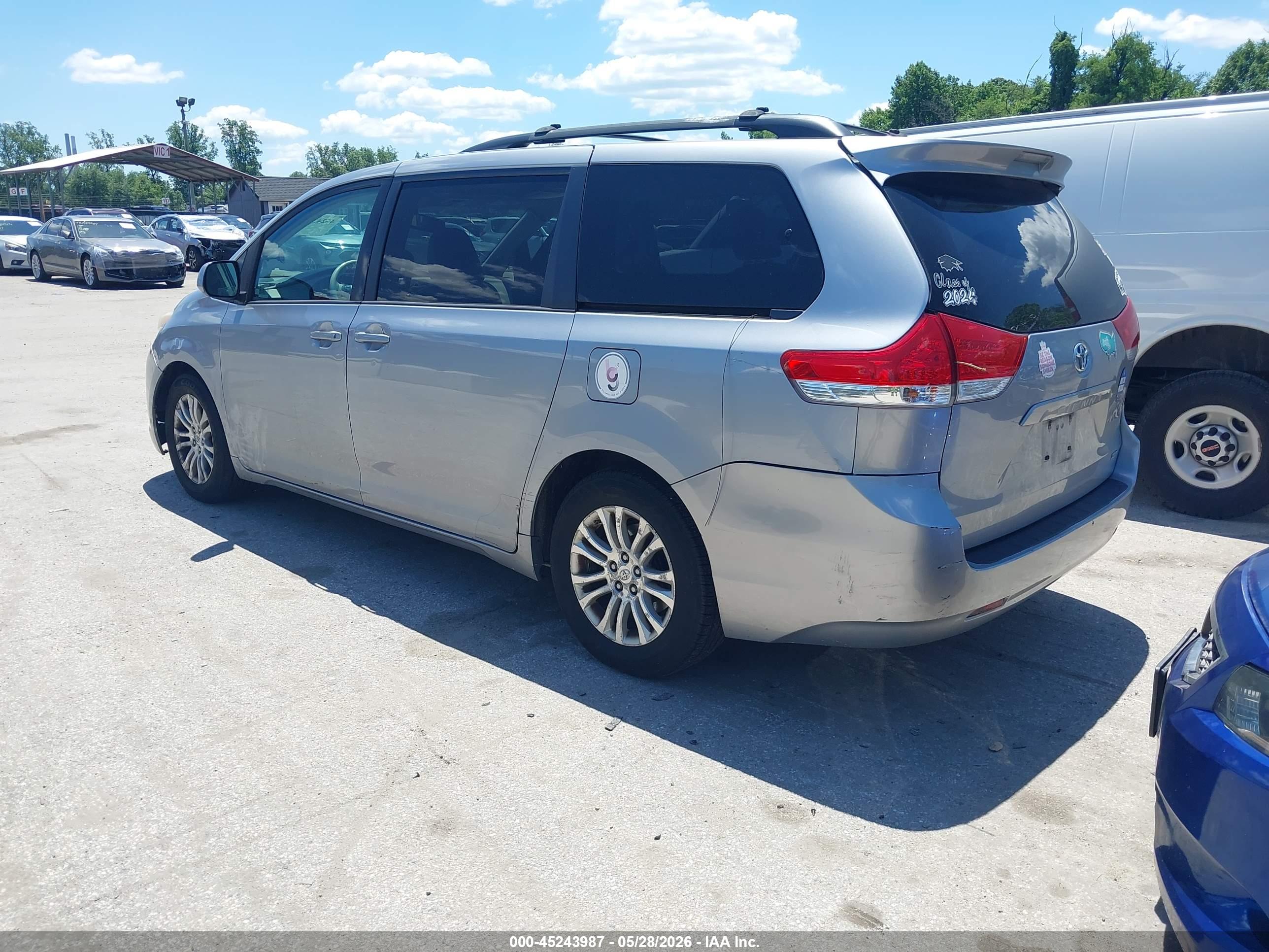 TOYOTA SIENNA image 3