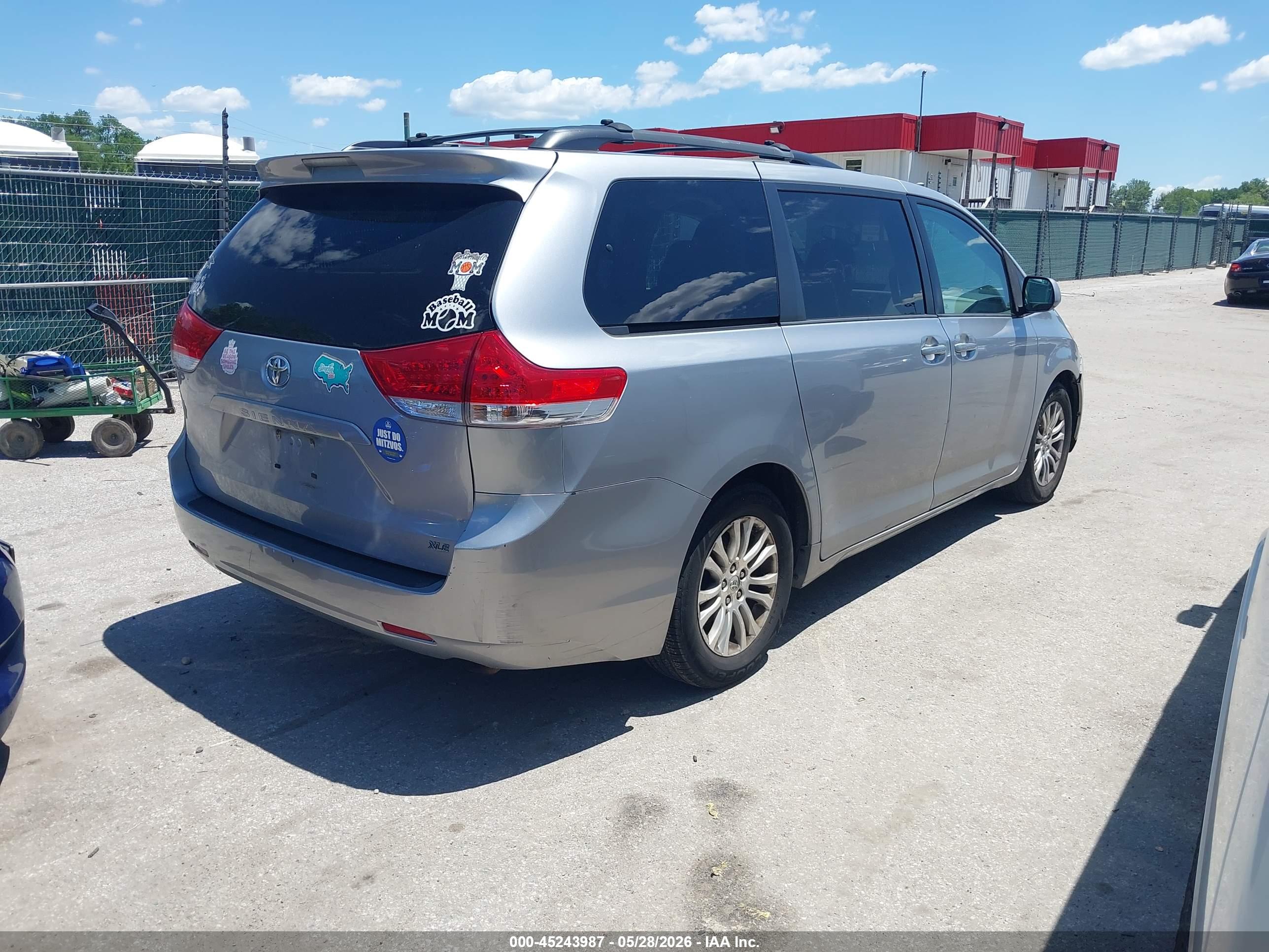 TOYOTA SIENNA image 4