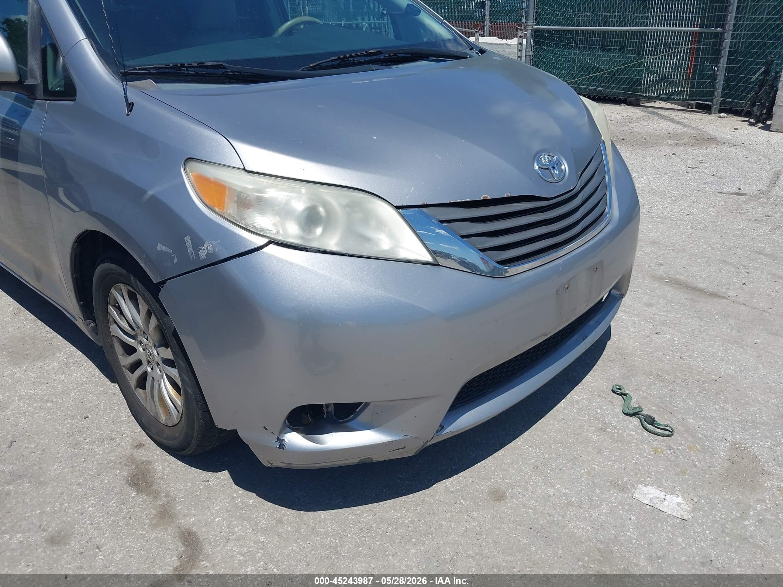 TOYOTA SIENNA image 6