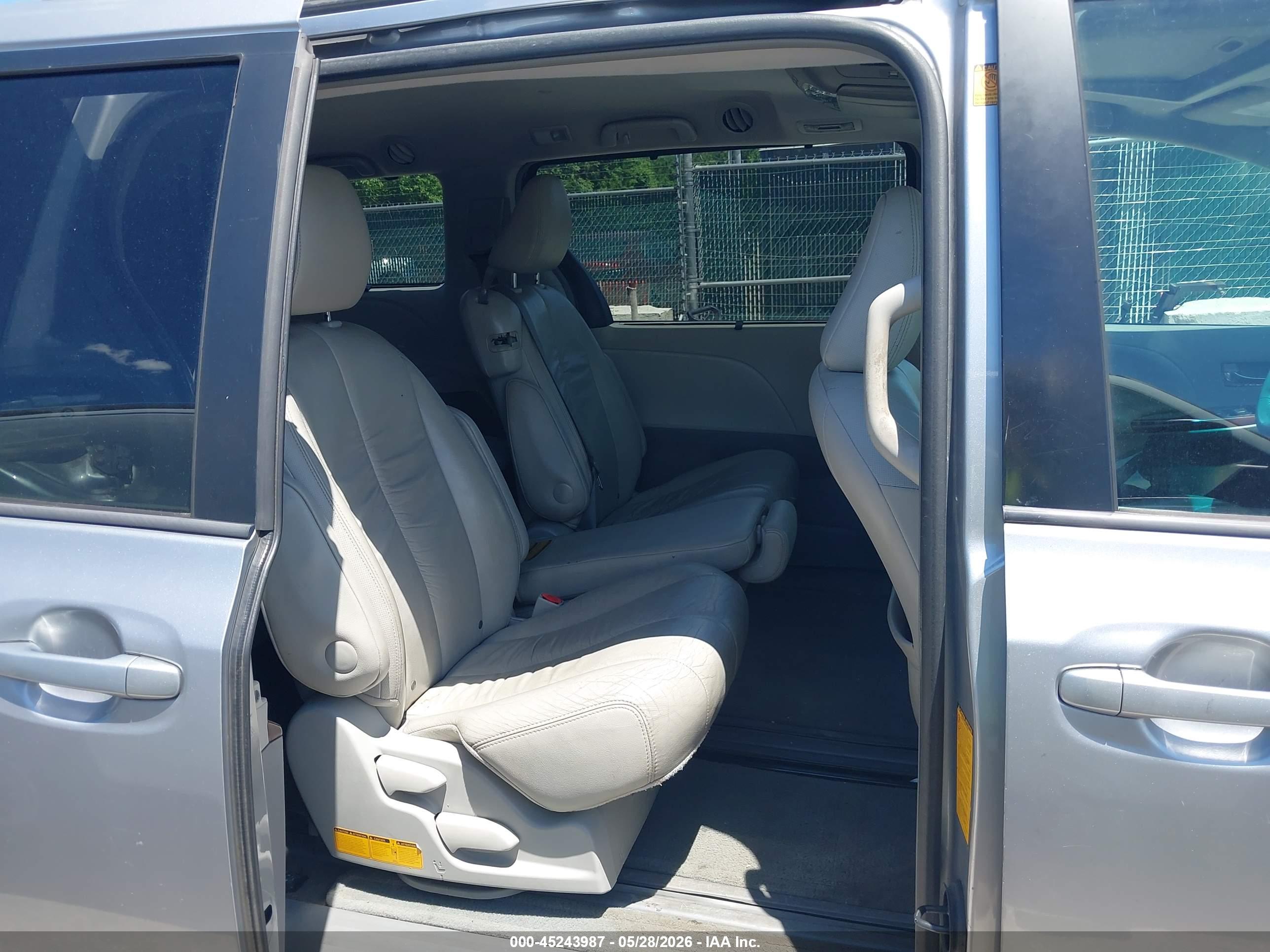 TOYOTA SIENNA image 8