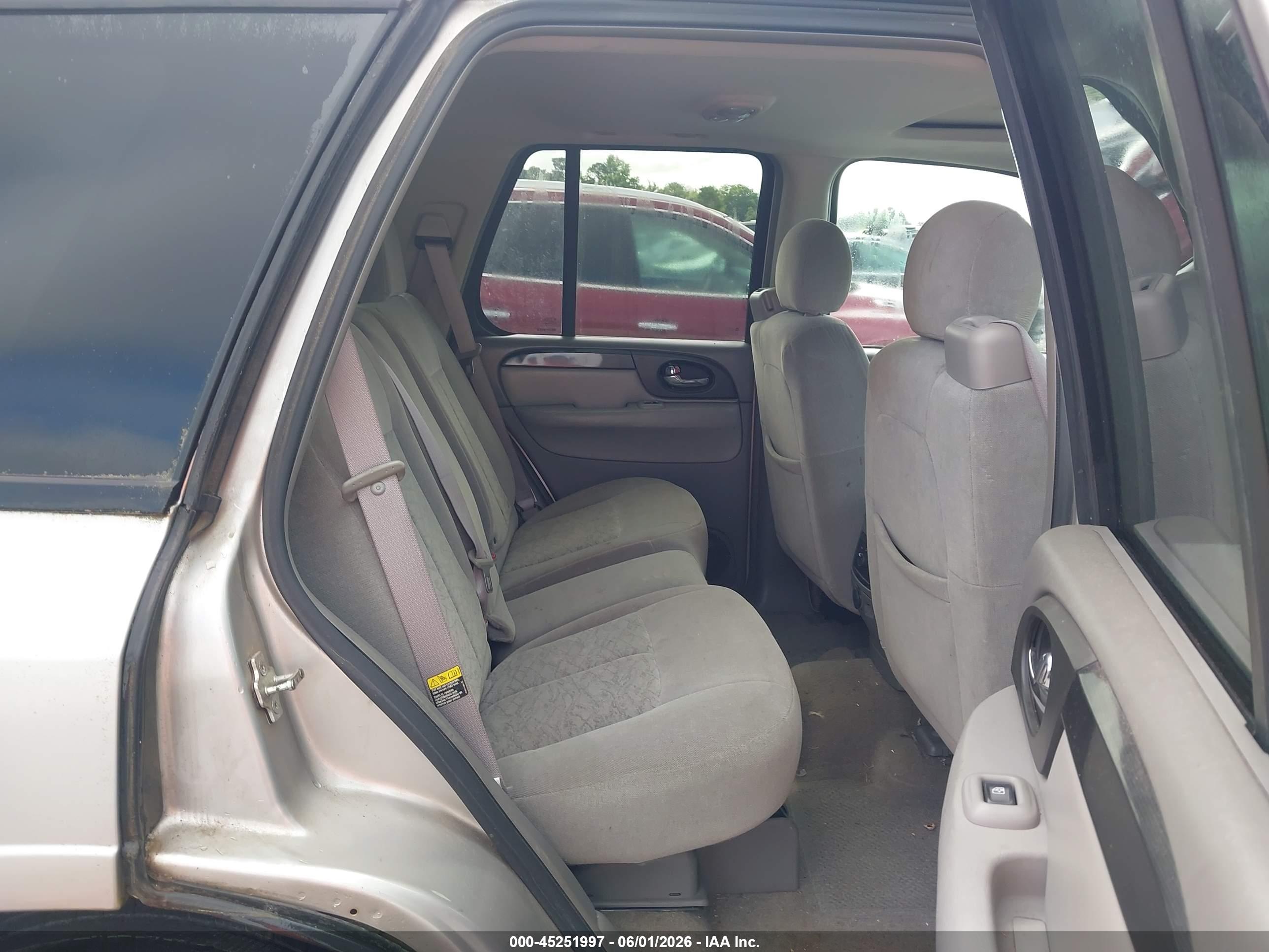 GMC ENVOY image 8