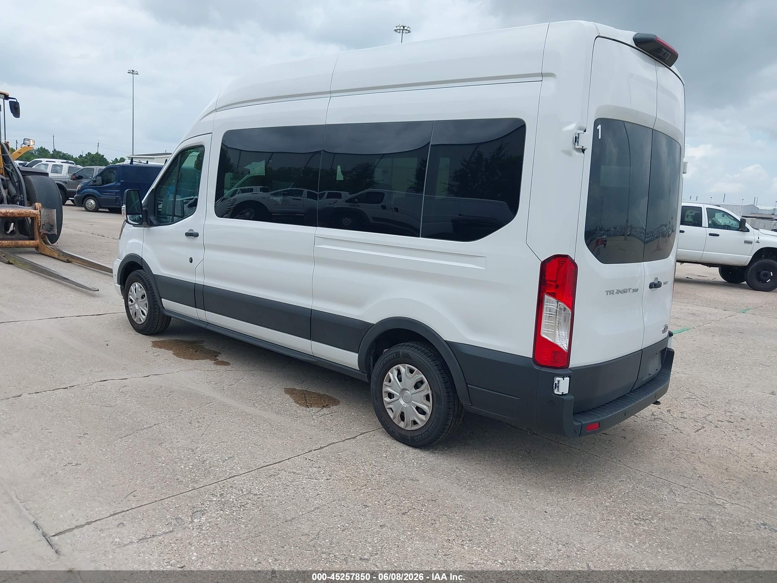 FORD TRANSIT-350 image 3