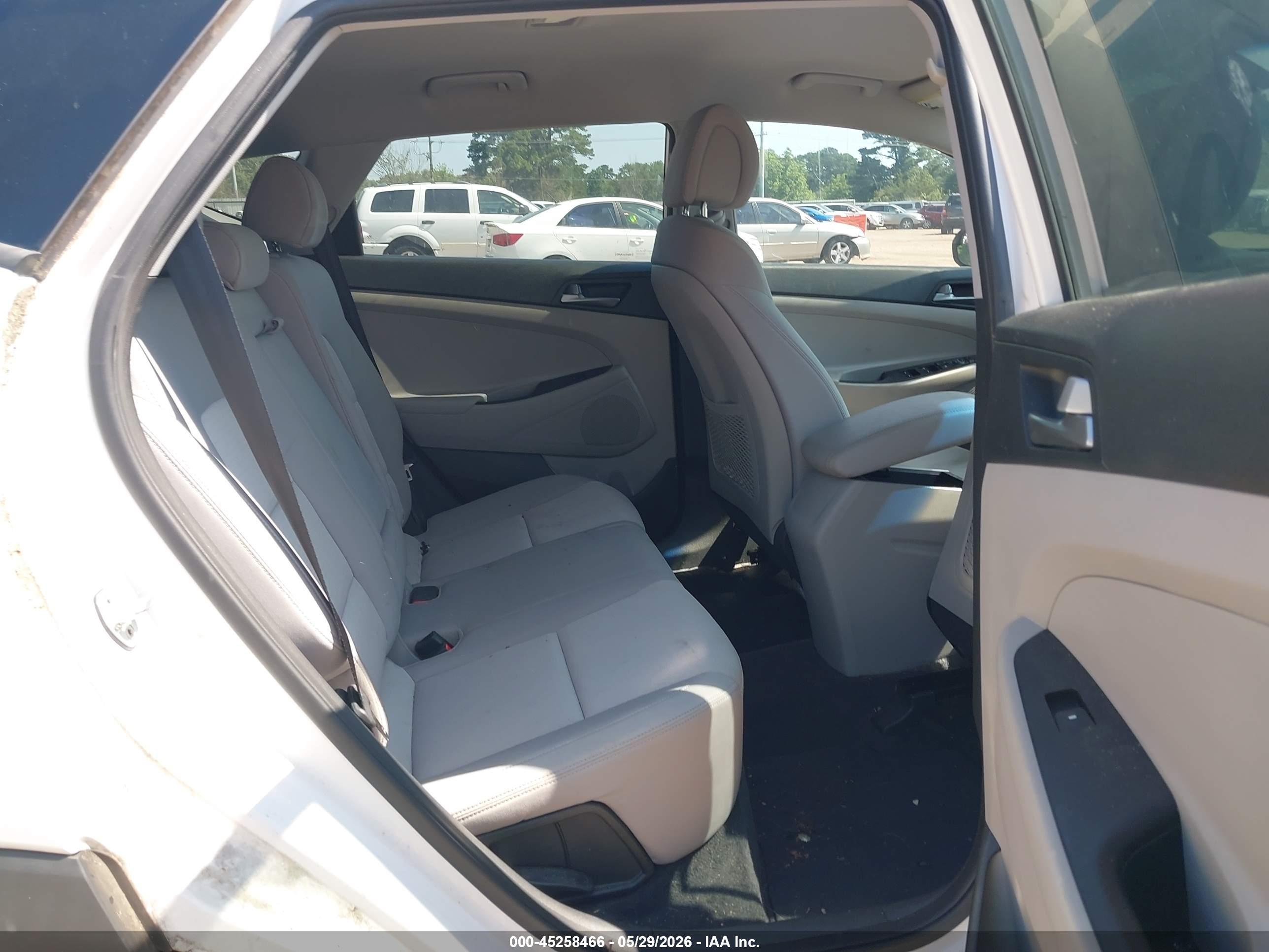 HYUNDAI TUCSON image 8