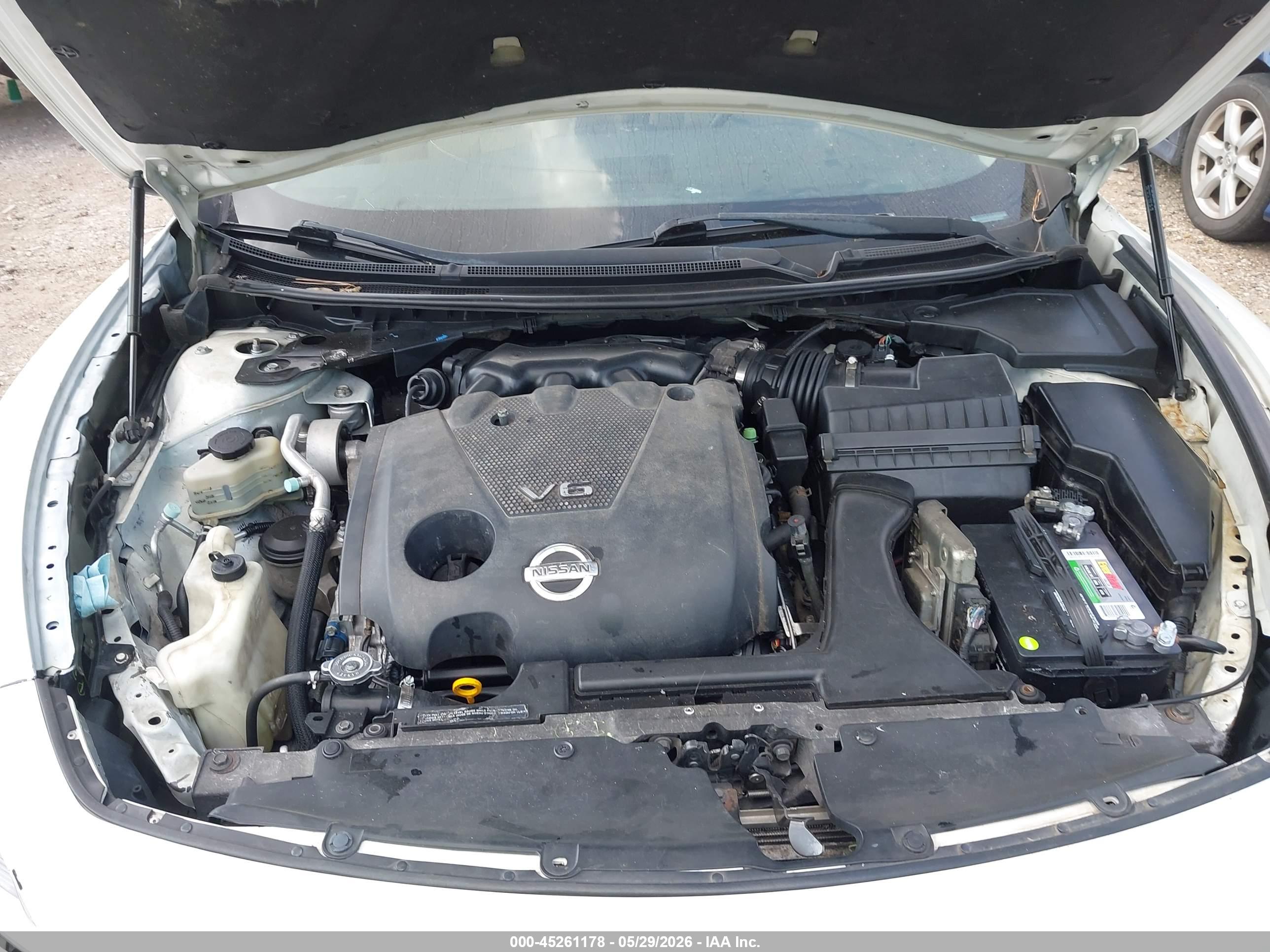 NISSAN MAXIMA image 10