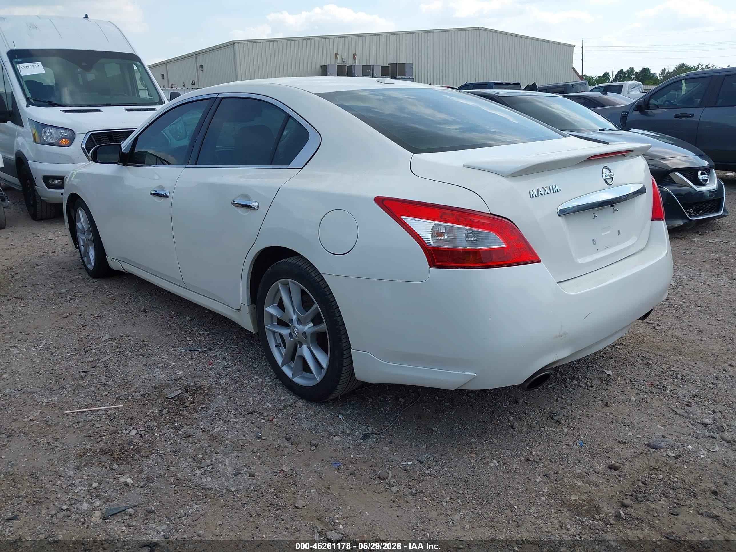 NISSAN MAXIMA image 3