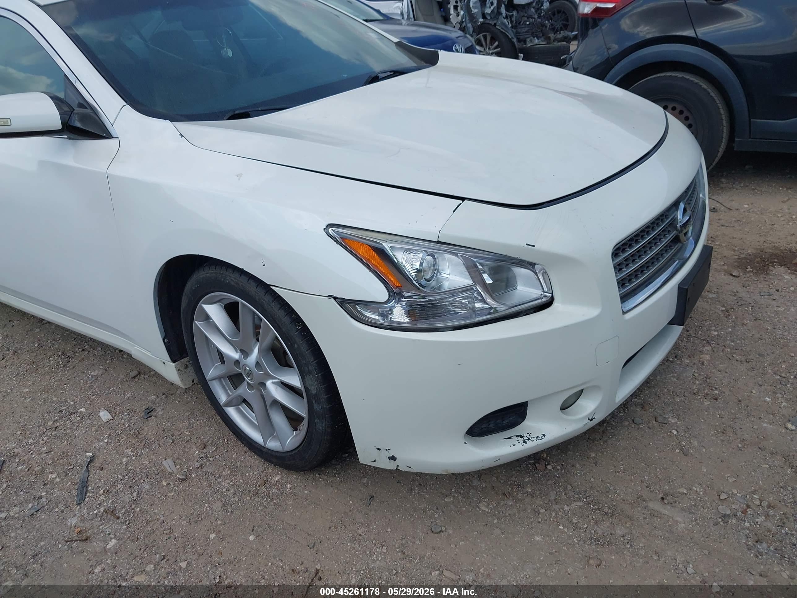 NISSAN MAXIMA image 6