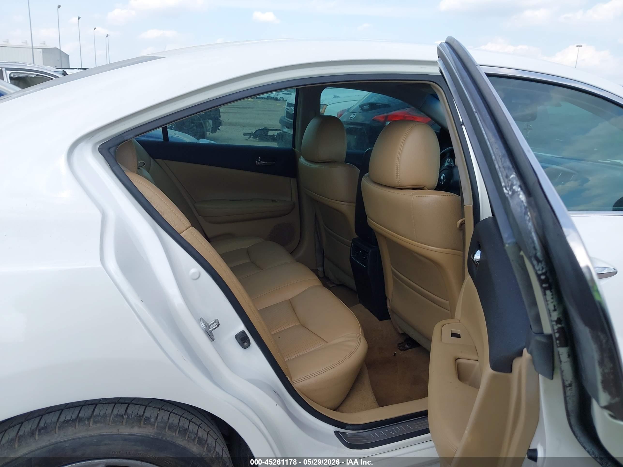 NISSAN MAXIMA image 8