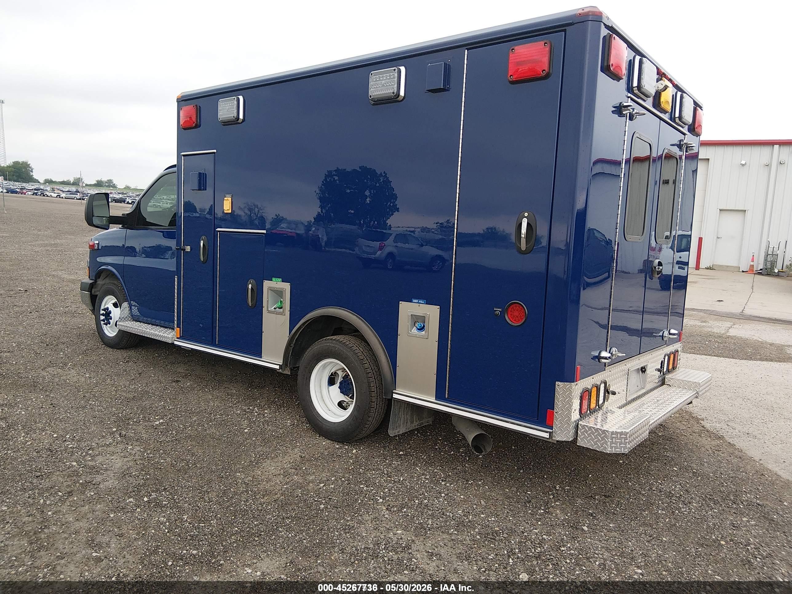 CHEVROLET EXPRESS image 3