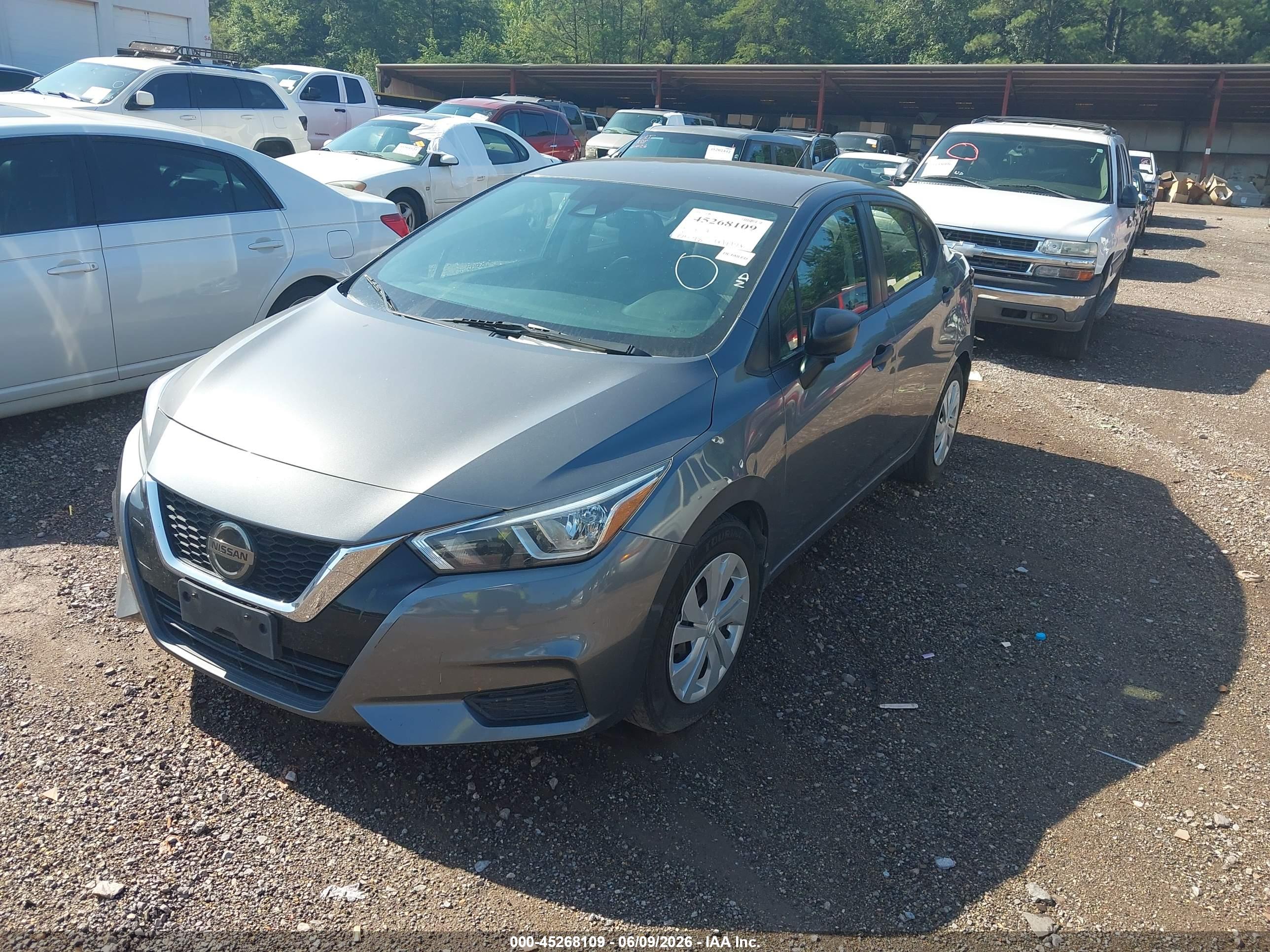 NISSAN VERSA image 2