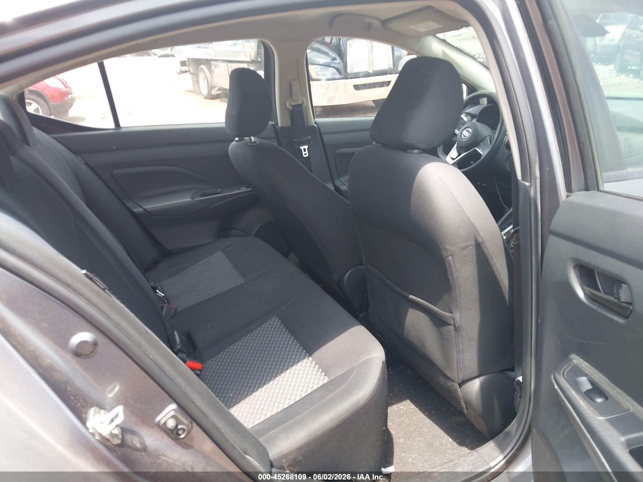 NISSAN VERSA image 8