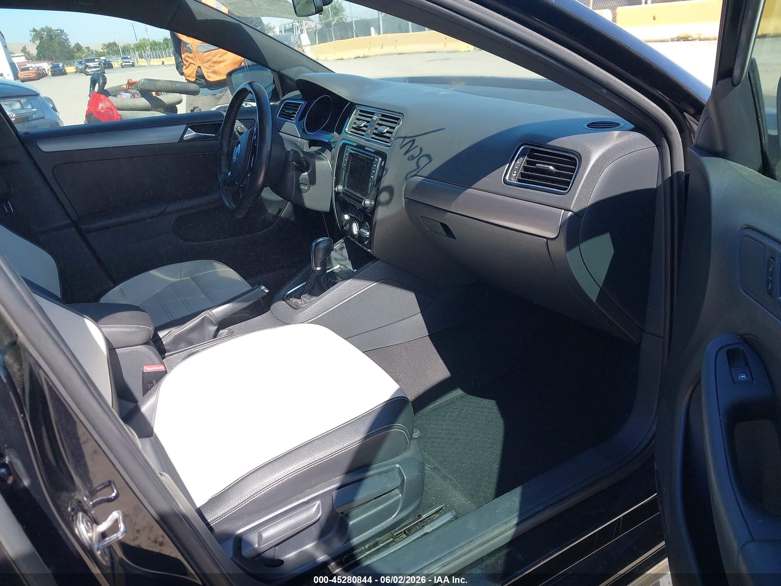 VOLKSWAGEN JETTA image 5
