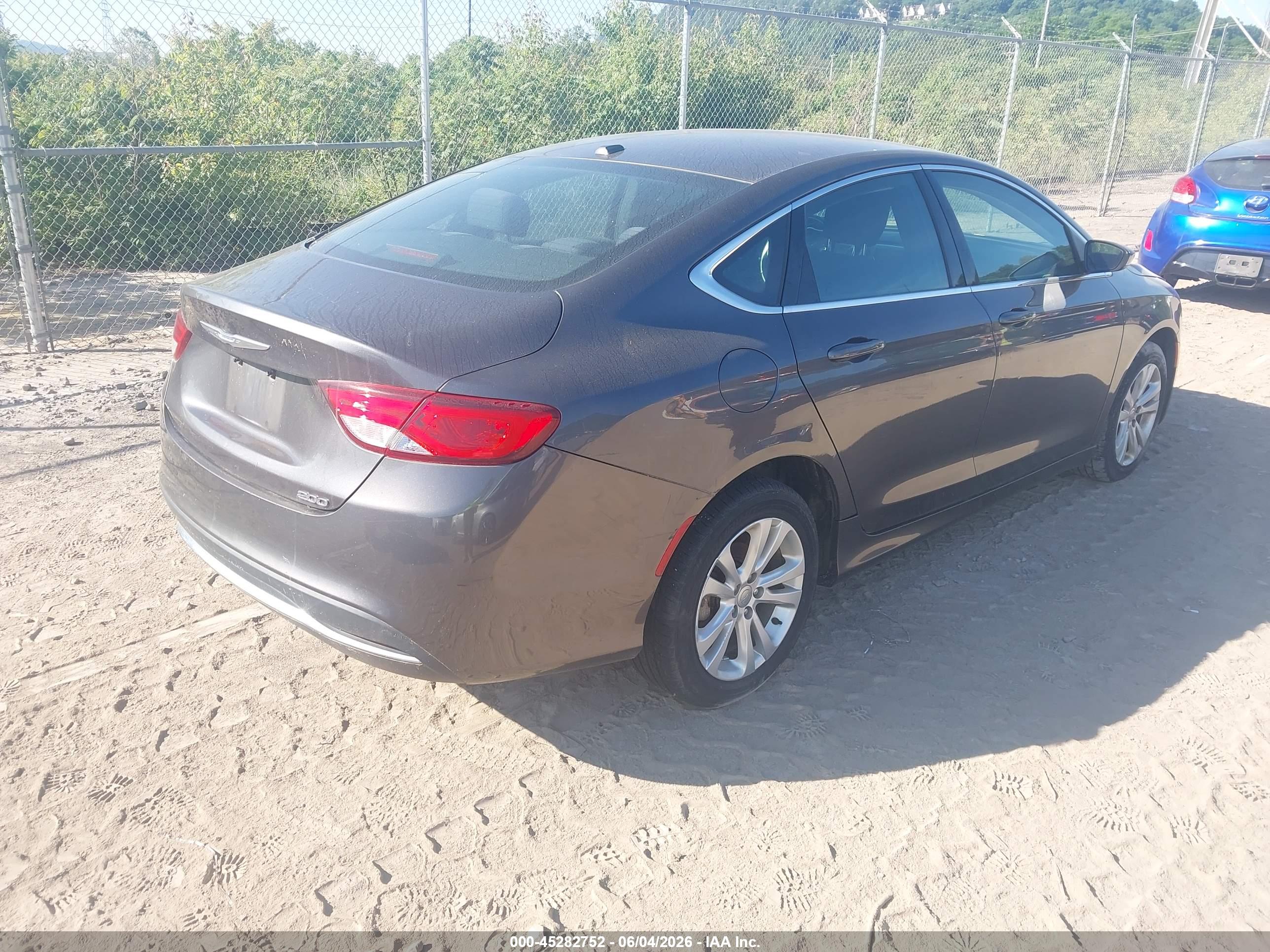 CHRYSLER 200 image 4