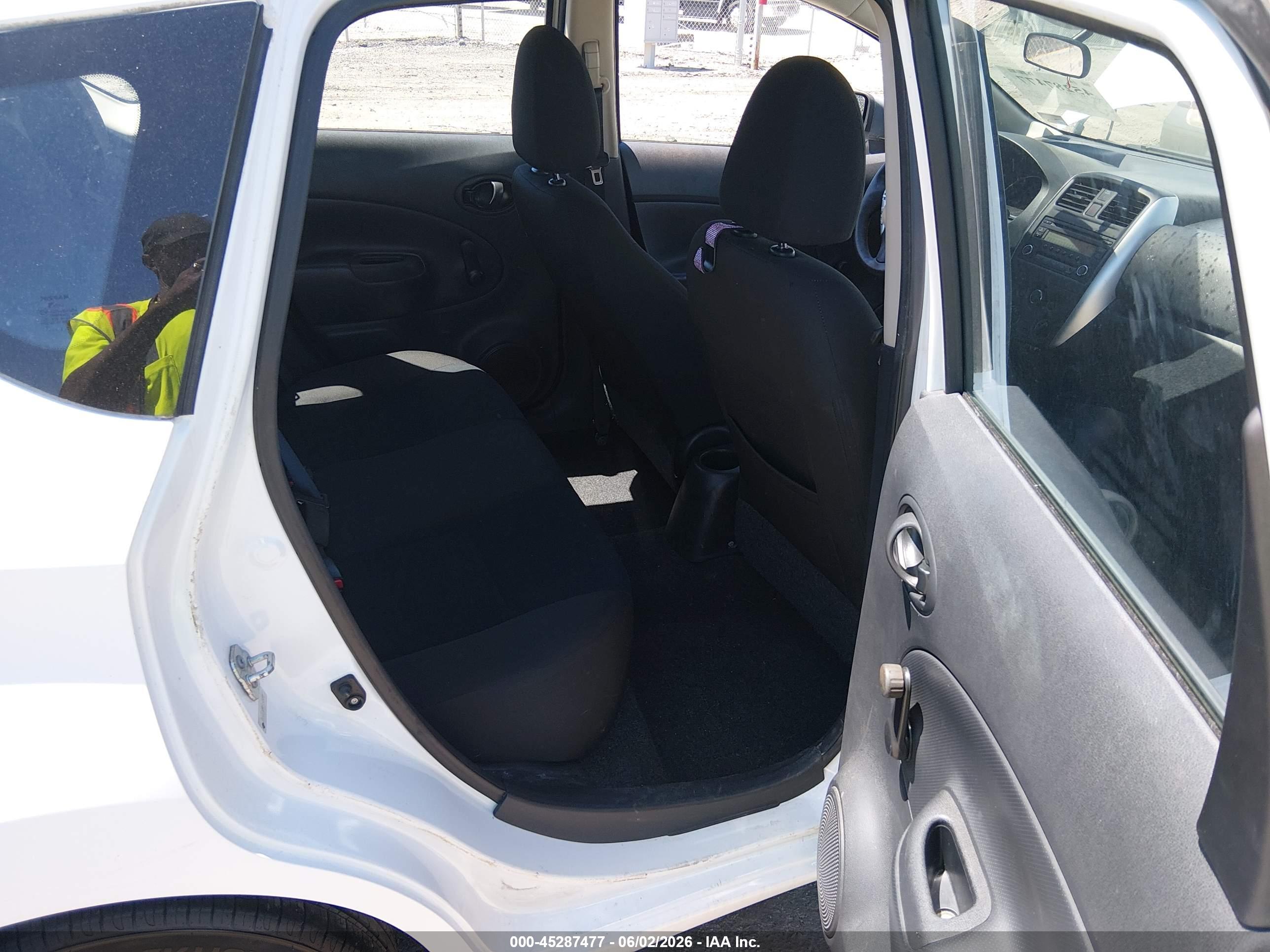 NISSAN VERSA image 8