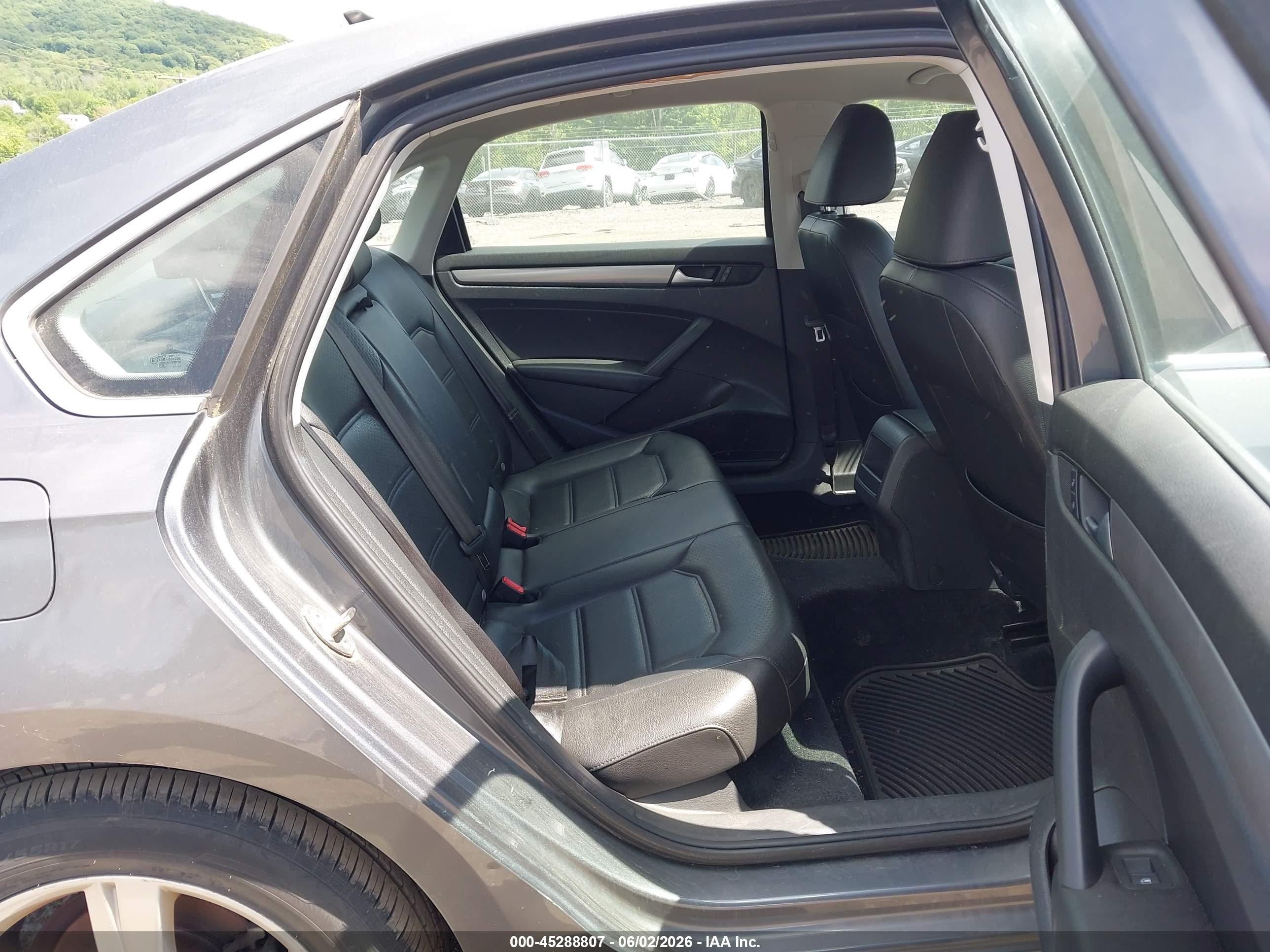 VOLKSWAGEN PASSAT image 8