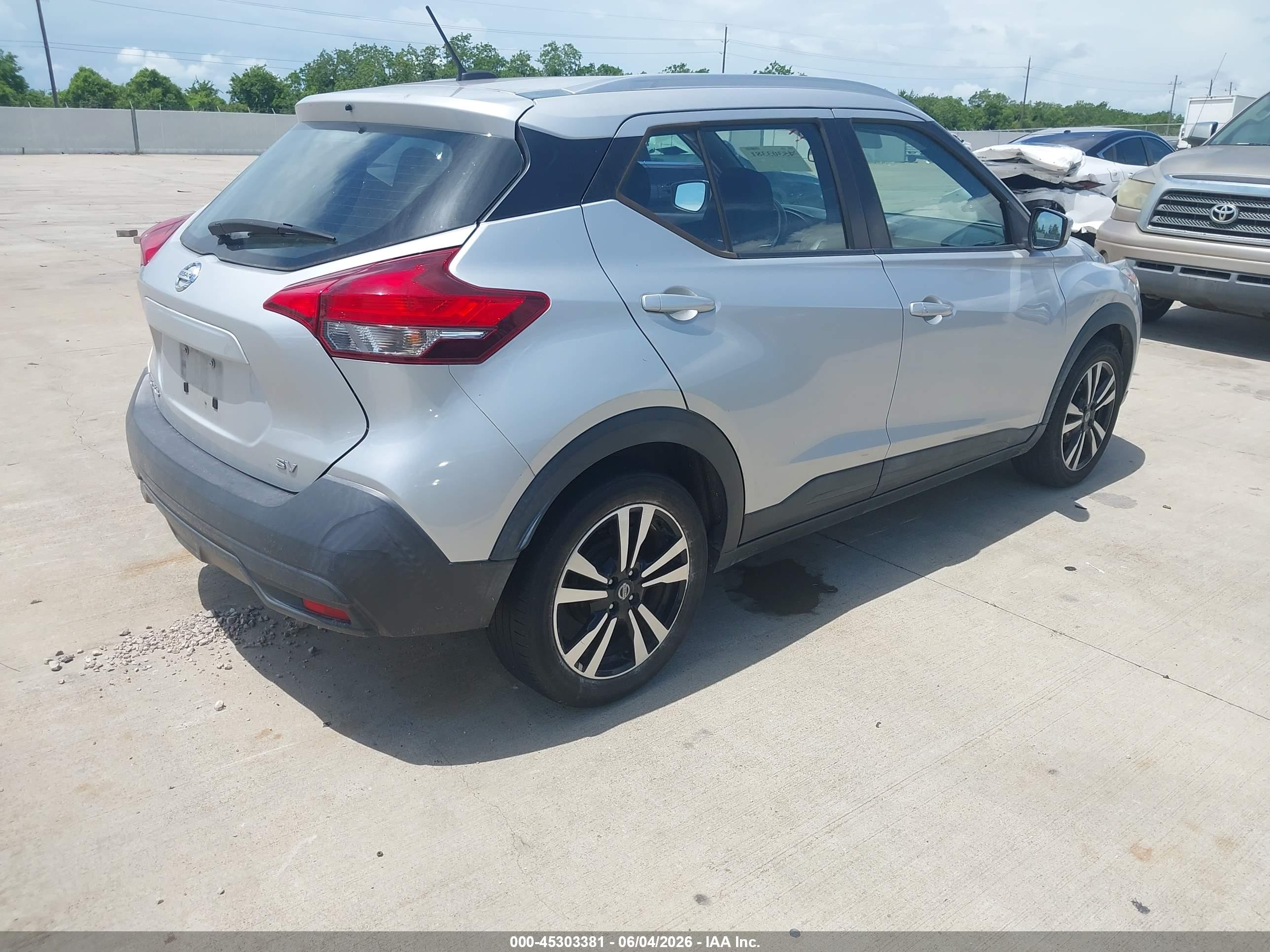 NISSAN KICKS image 4