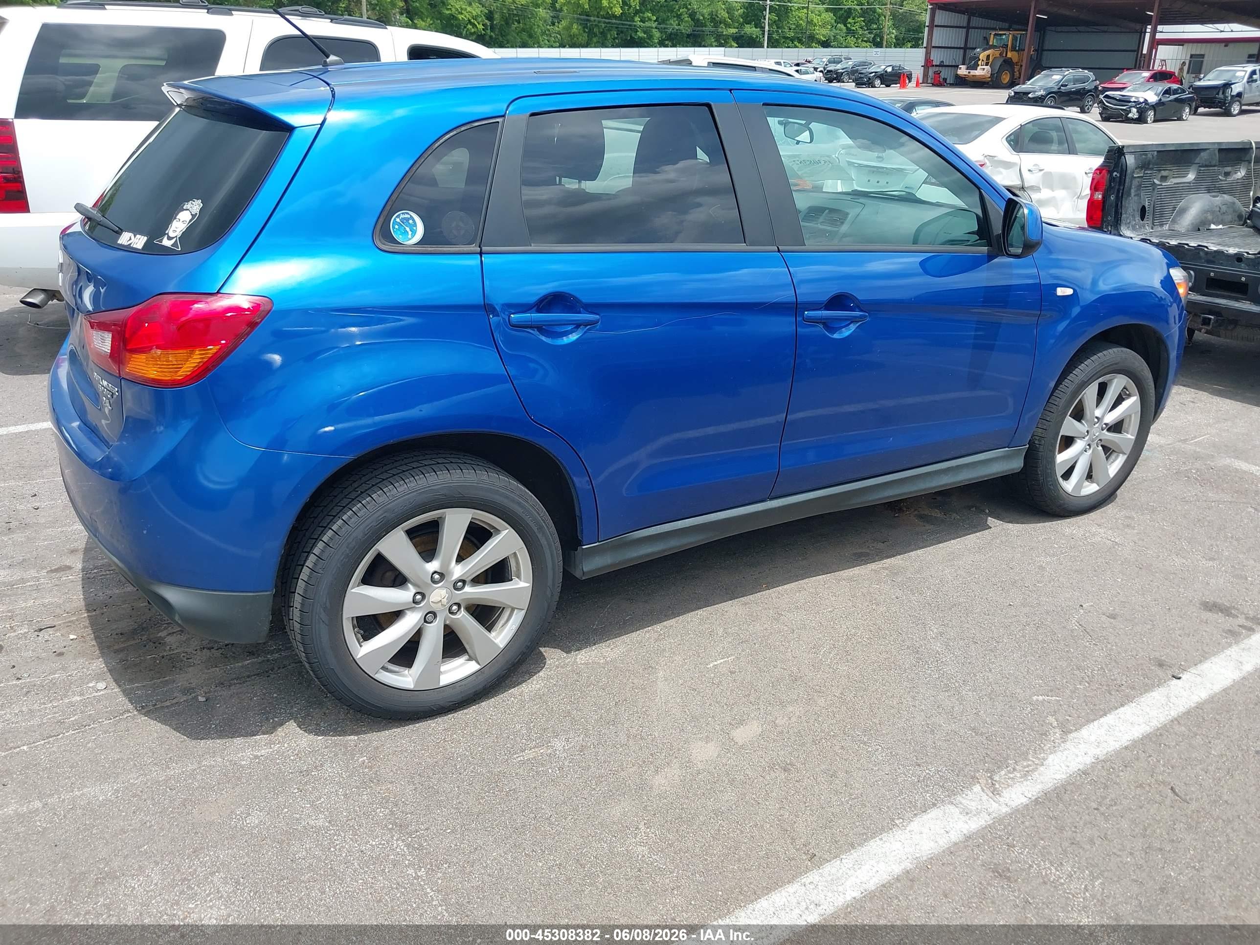 MITSUBISHI OUTLANDER image 4
