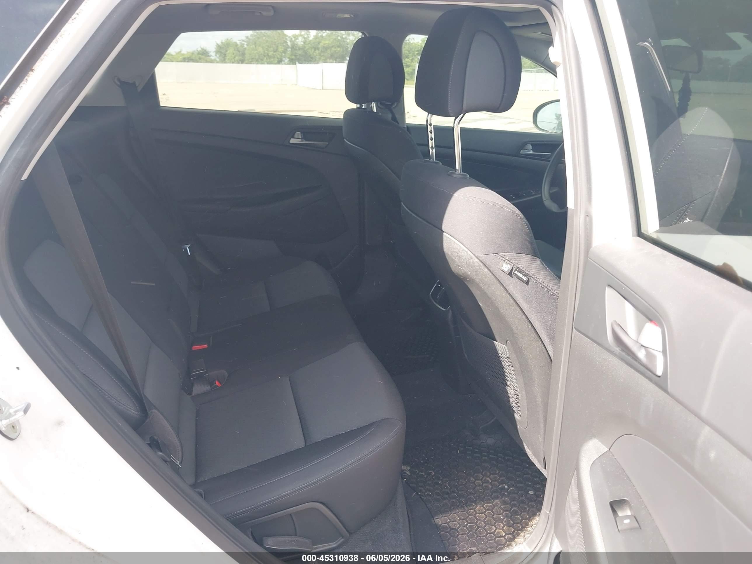 HYUNDAI TUCSON image 8