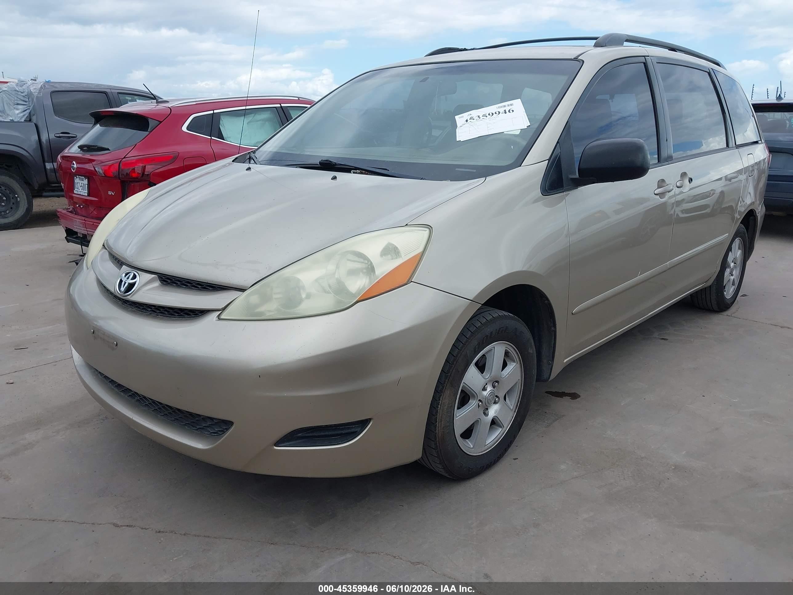 TOYOTA SIENNA image 2