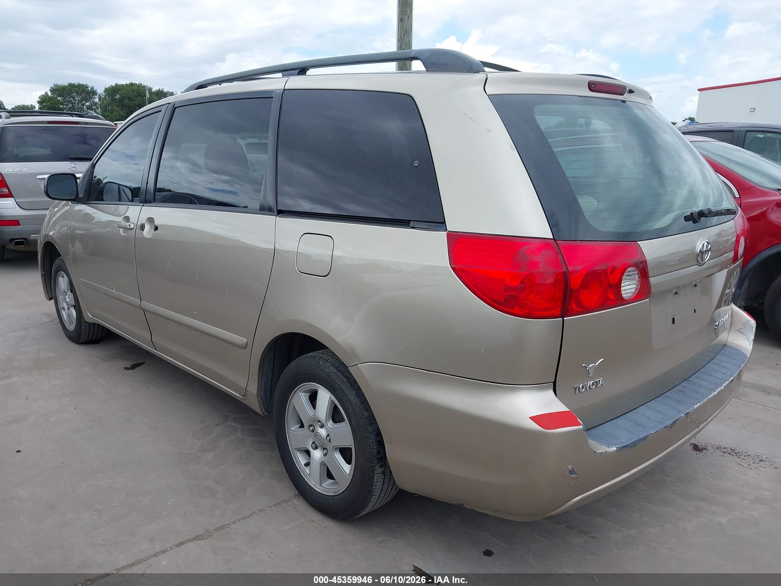 TOYOTA SIENNA image 3