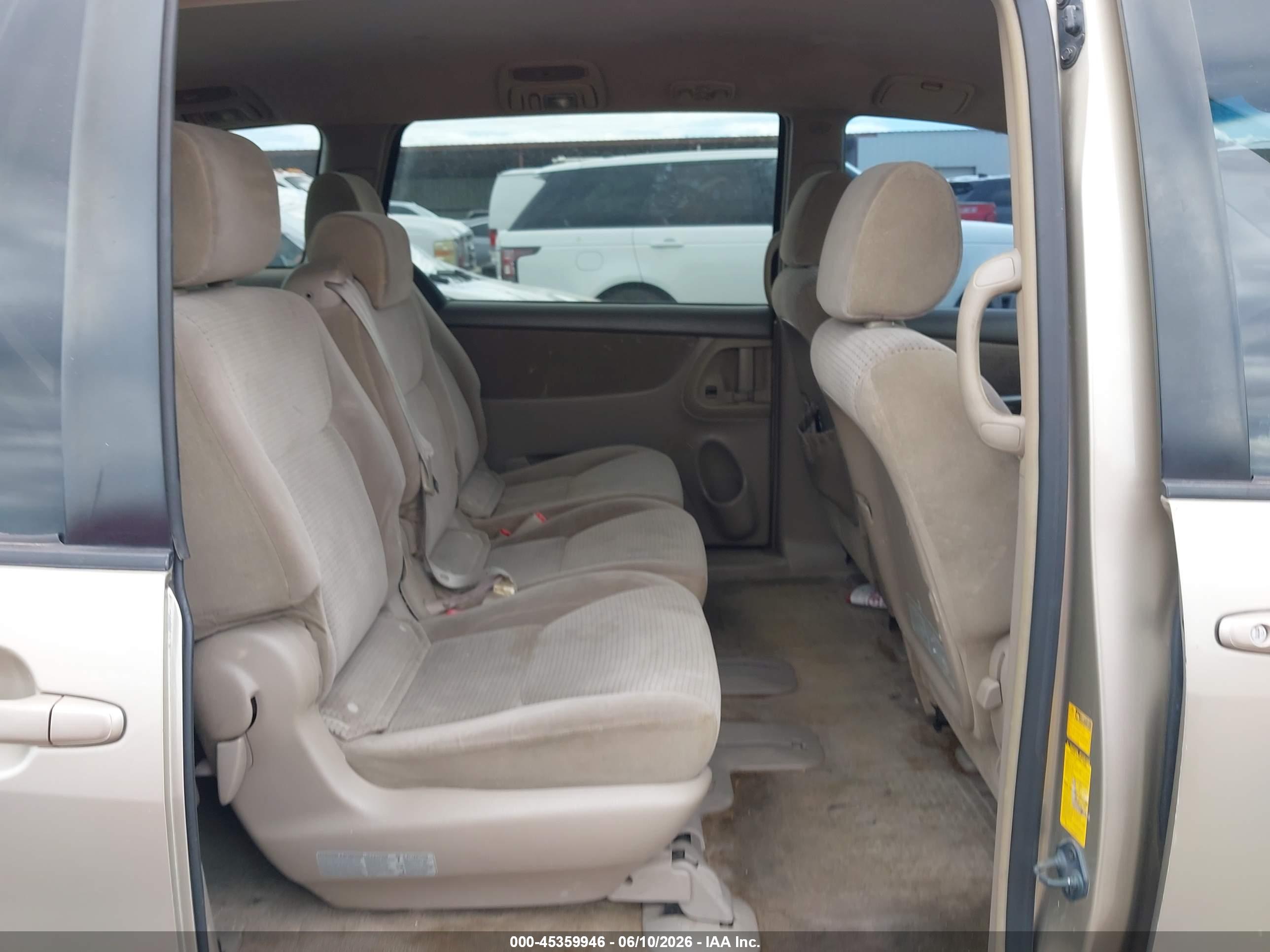 TOYOTA SIENNA image 8