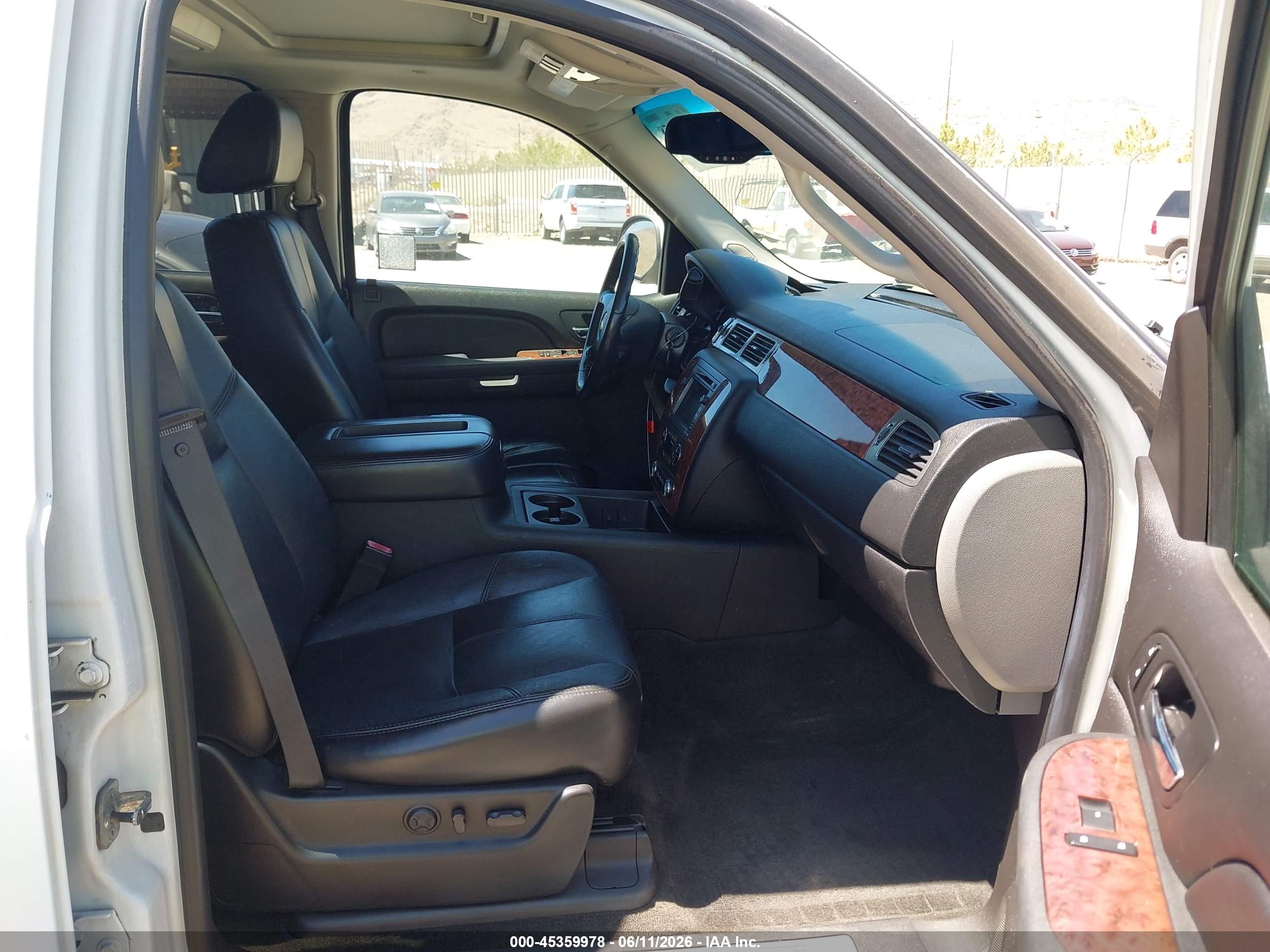 CHEVROLET SUBURBAN image 5