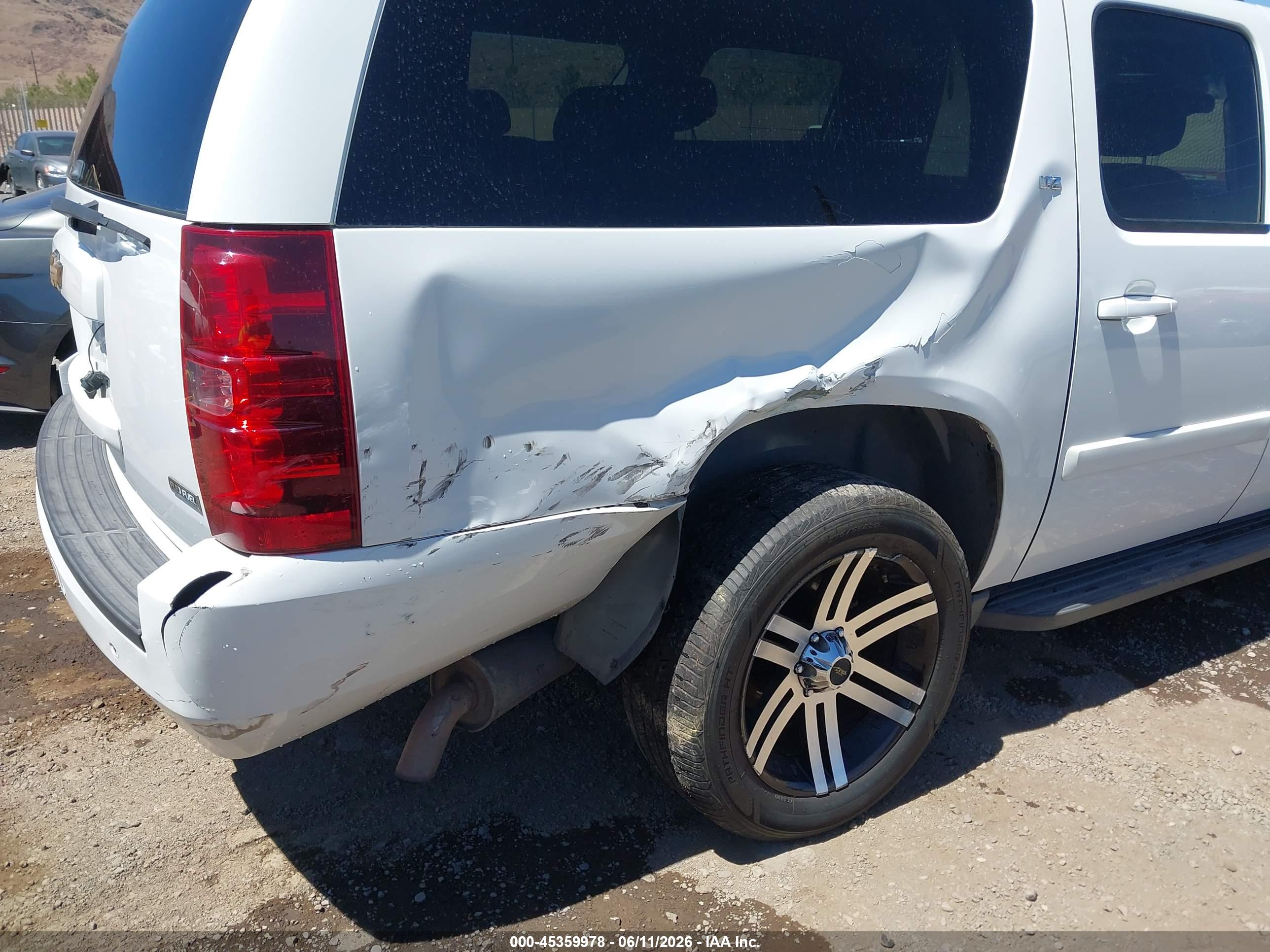 CHEVROLET SUBURBAN image 6