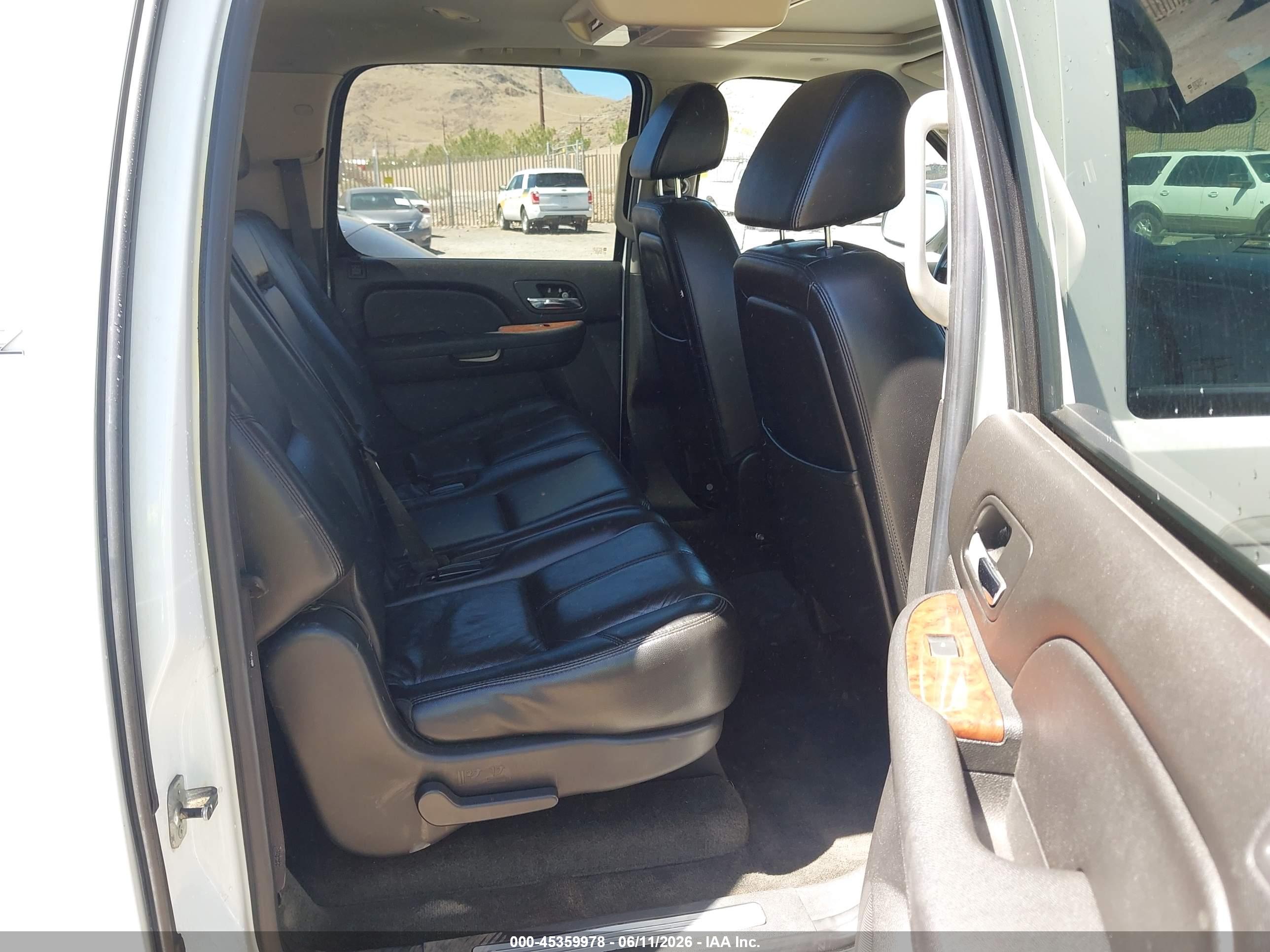 CHEVROLET SUBURBAN image 8