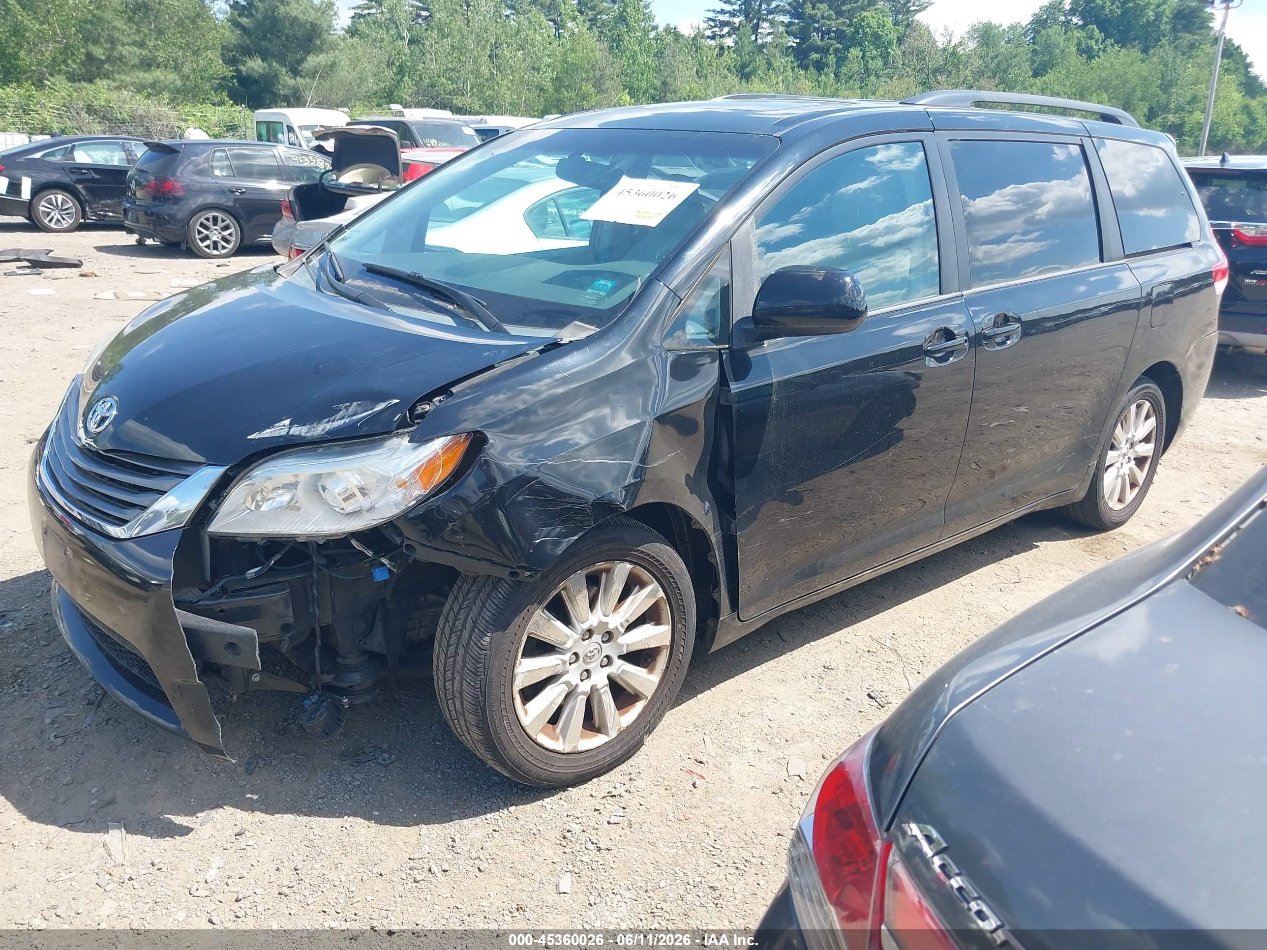 TOYOTA SIENNA image 2