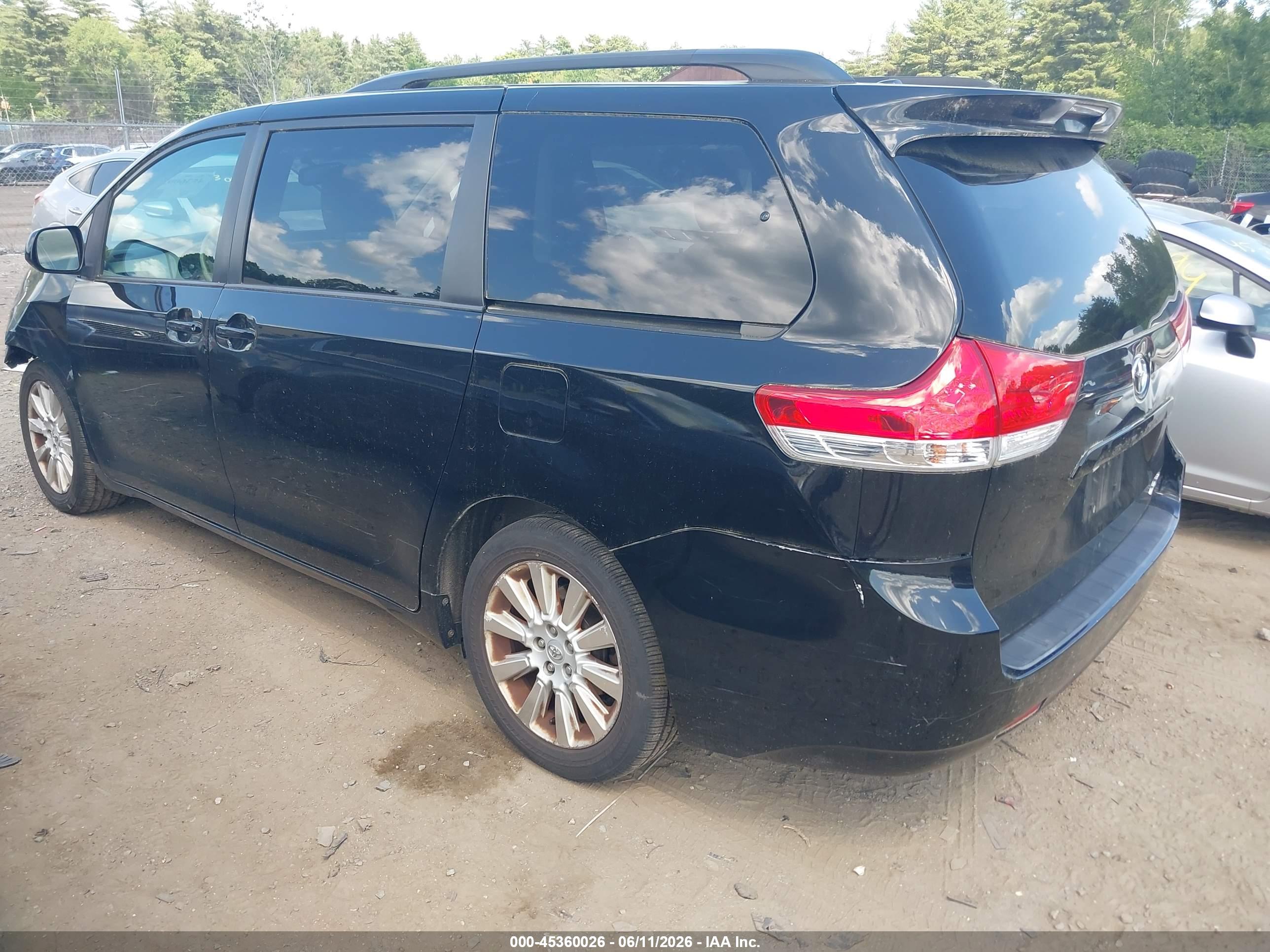 TOYOTA SIENNA image 3