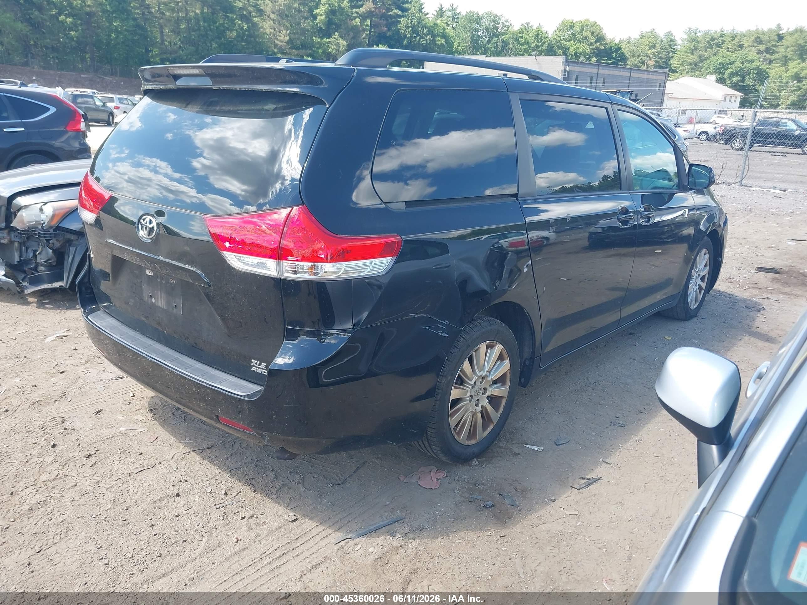 TOYOTA SIENNA image 4