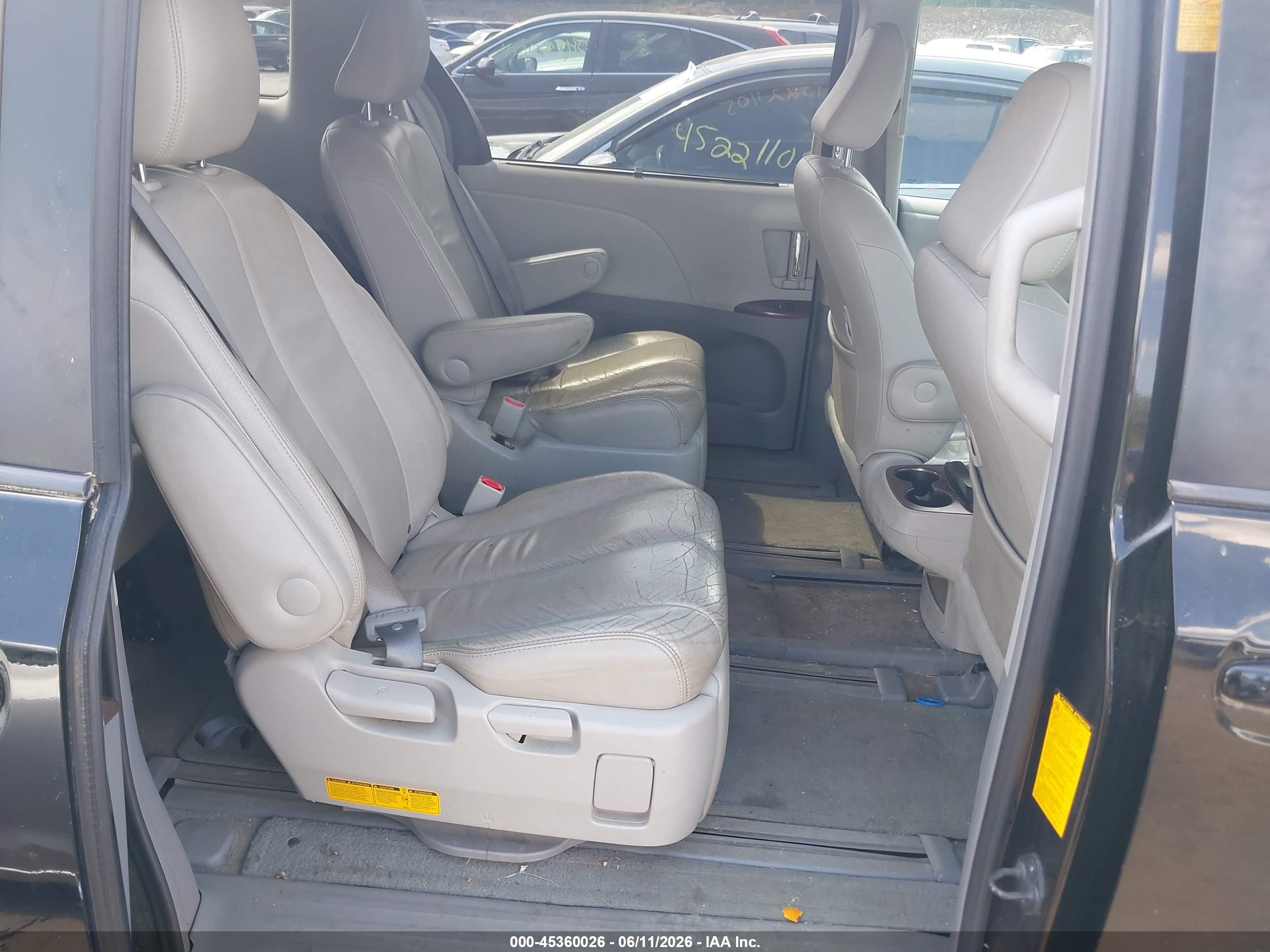 TOYOTA SIENNA image 8