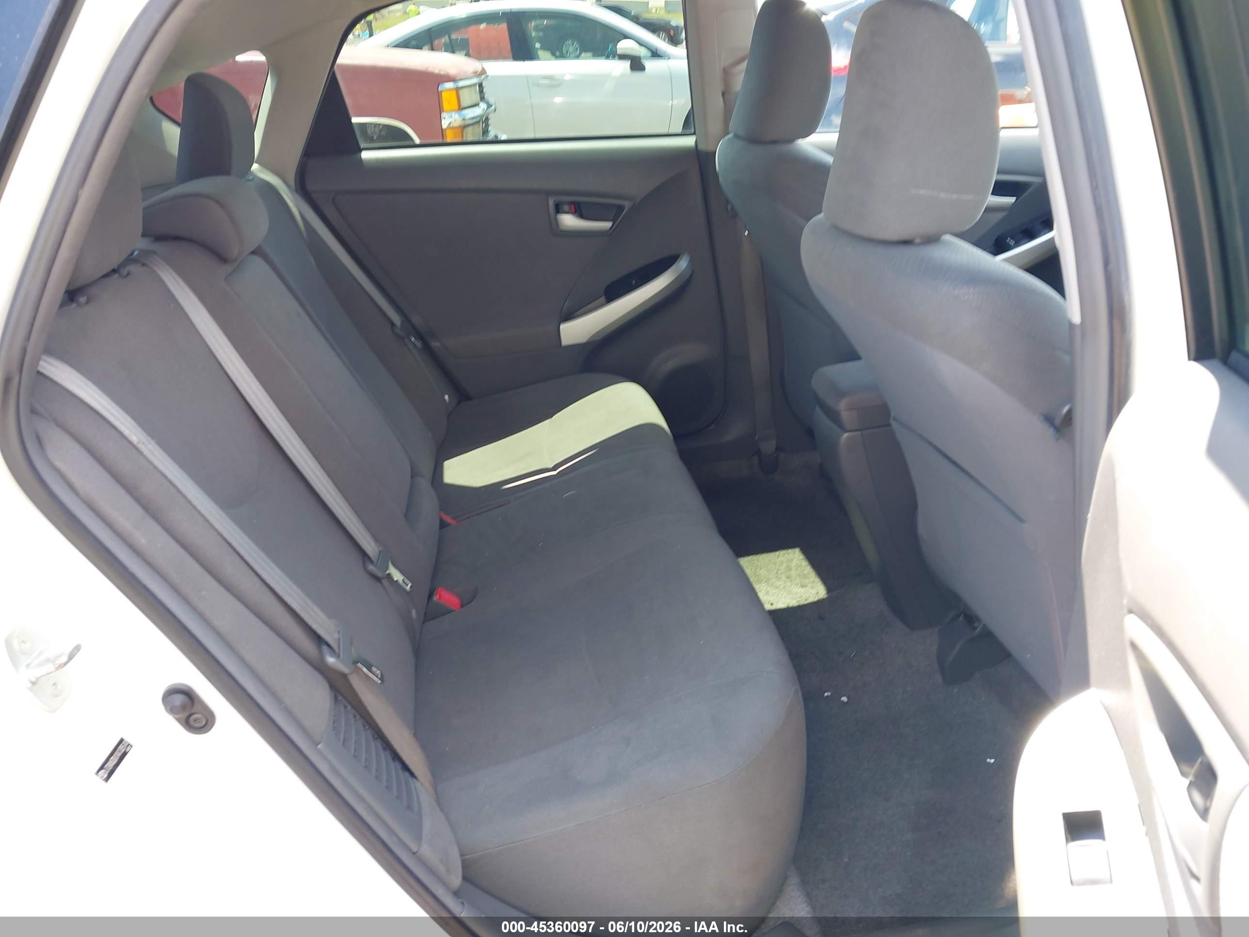 TOYOTA PRIUS image 8