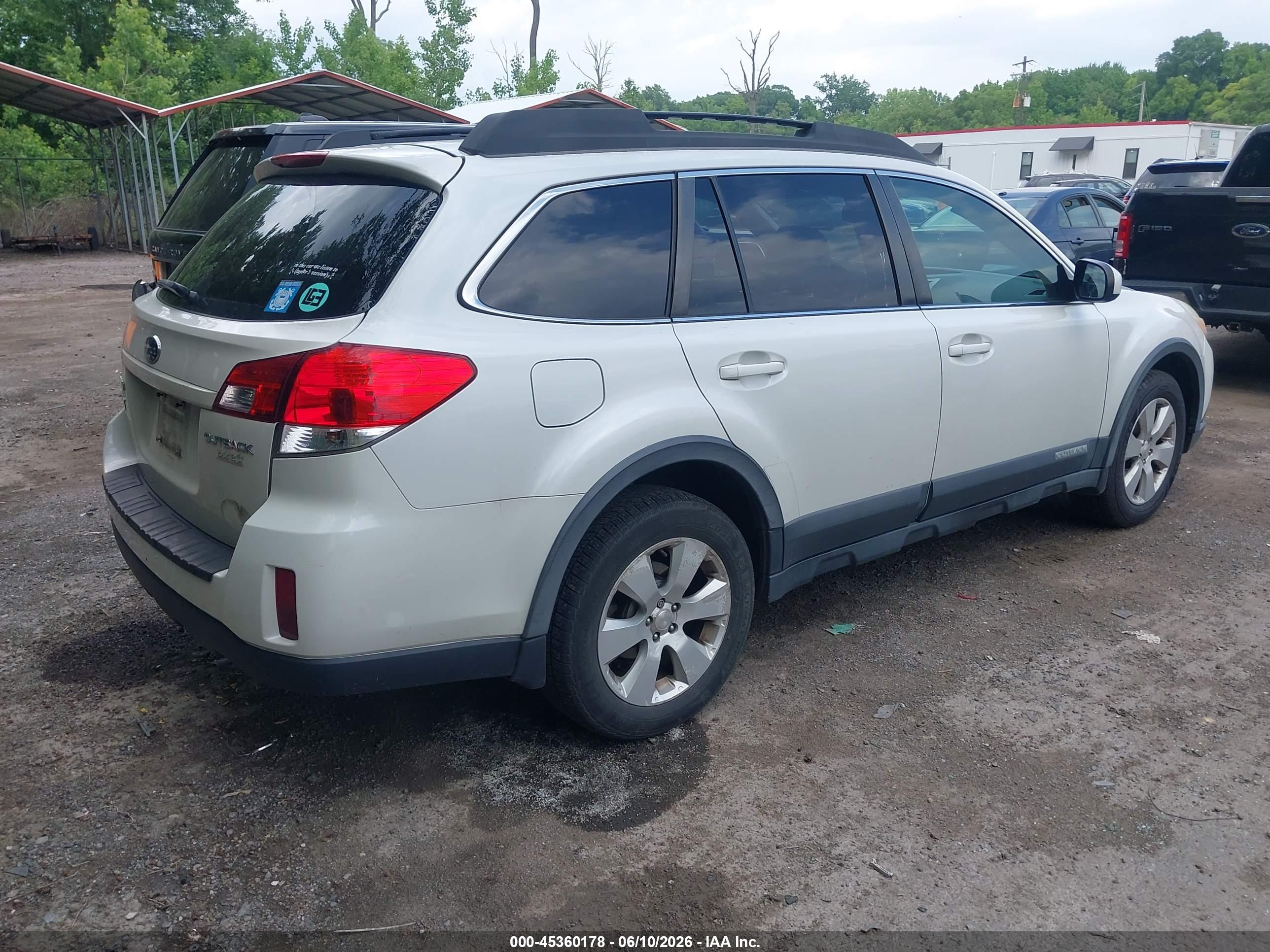 SUBARU OUTBACK image 4