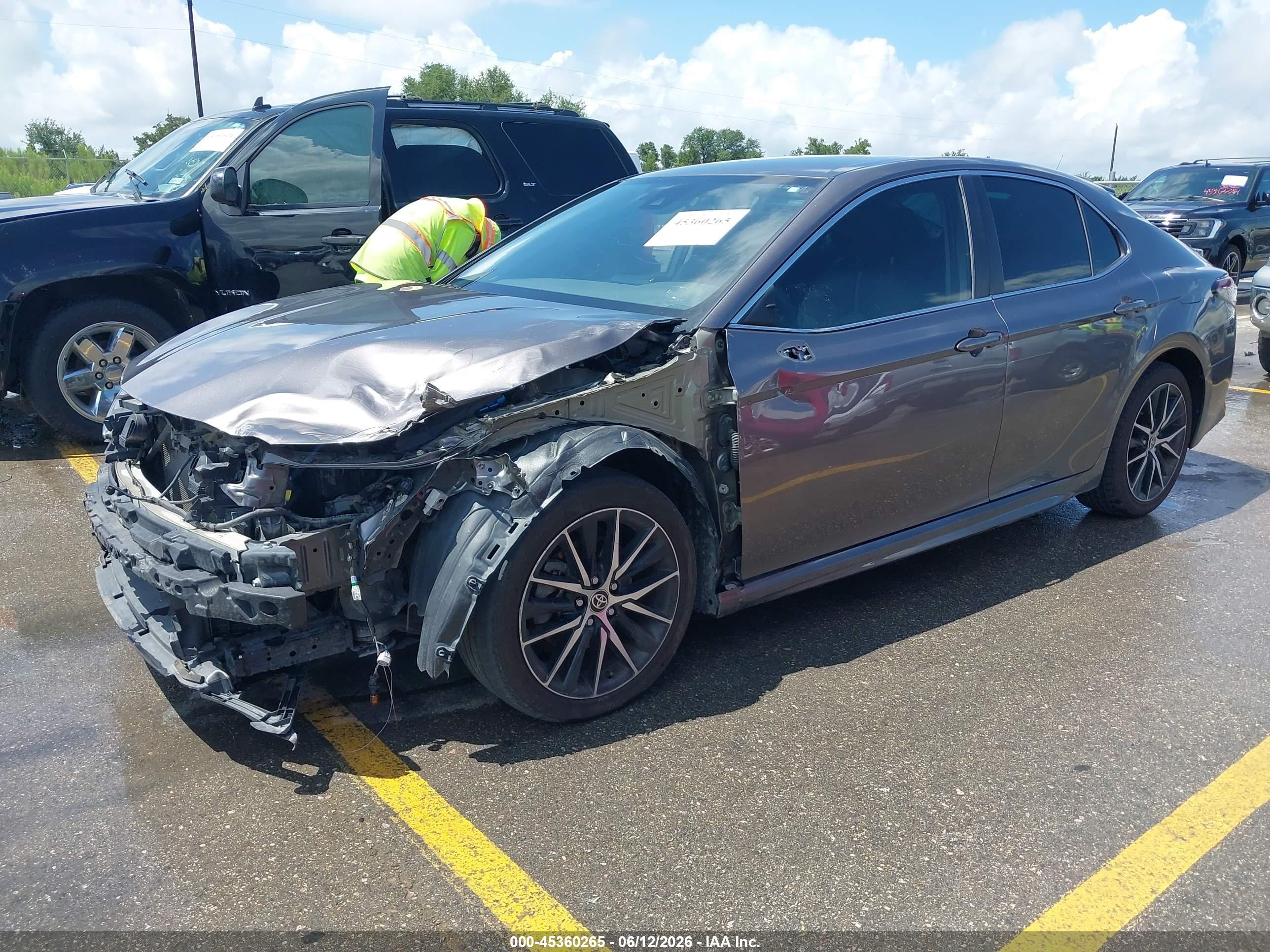 TOYOTA CAMRY image 2